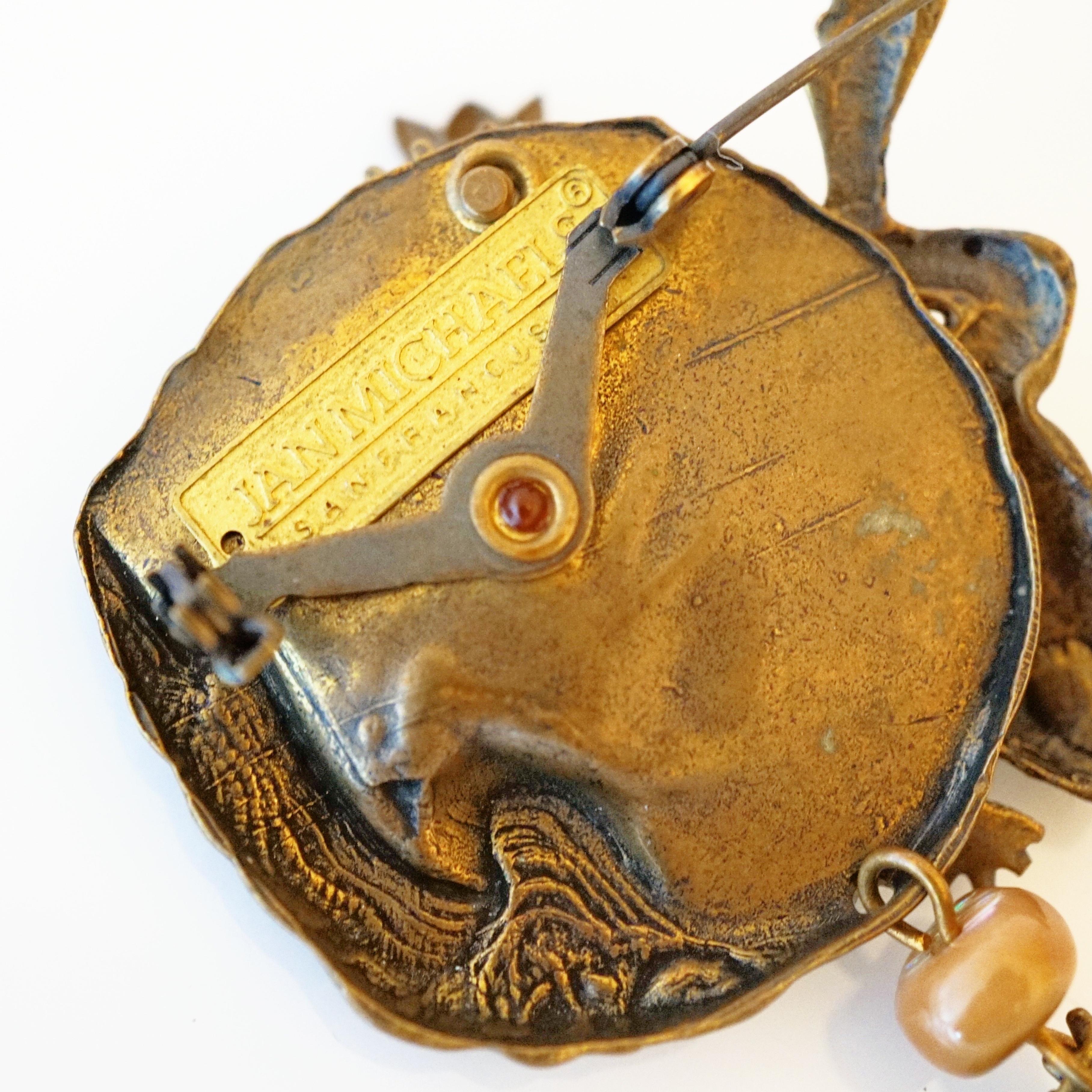Antiqued Brass Frog Dangle Brooch By Jan Michaels, 1990s In Good Condition For Sale In McKinney, TX