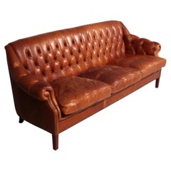 Sofá Chesterfield de cuero con acabado envejecido, cuero marrón, diseño danés, 1960