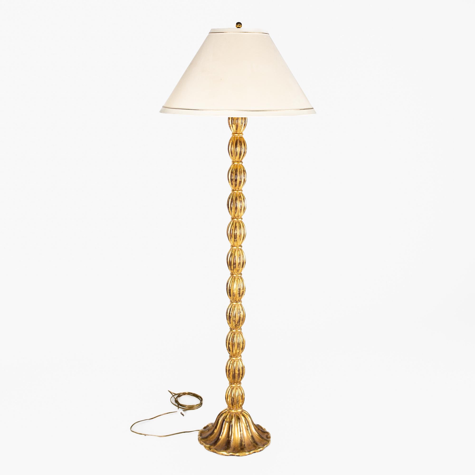 Antike goldfarbene Stehlampe.

Diese Lampe misst: 23 breit x 23 tief x 63 Zoll hoch.

Diese Lampe ist in einem tollen Vintage-Zustand mit einem verwitterten Aussehen, kleinen Flecken, Dellen und Verschleiß.

Über Fotos: Wir machen unsere Fotos