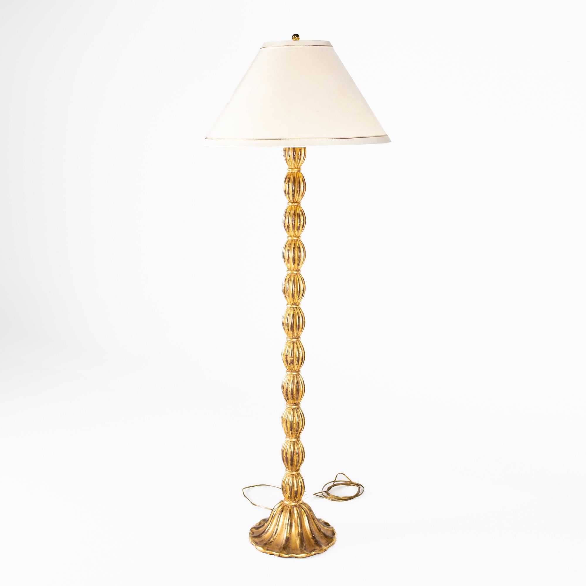 Antike, goldbemalte Stehlampe (Moderne) im Angebot