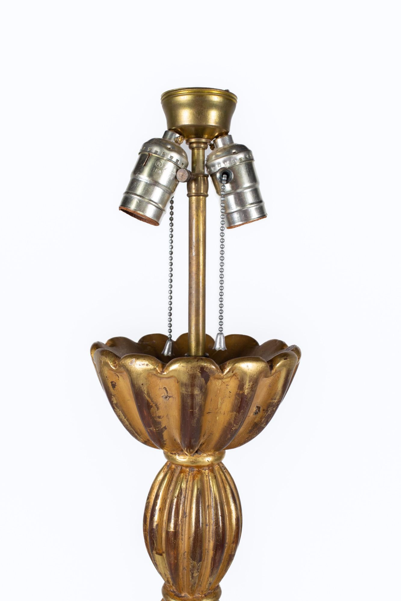 Antike, goldbemalte Stehlampe (amerikanisch) im Angebot
