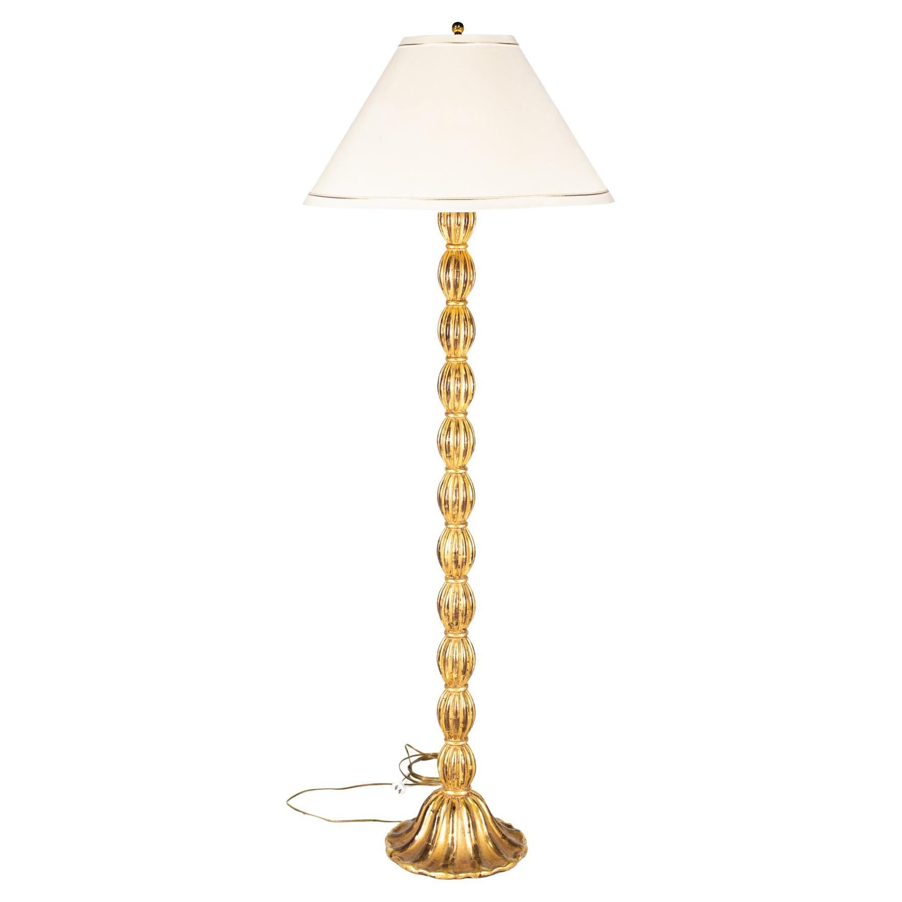 Antike, goldbemalte Stehlampe