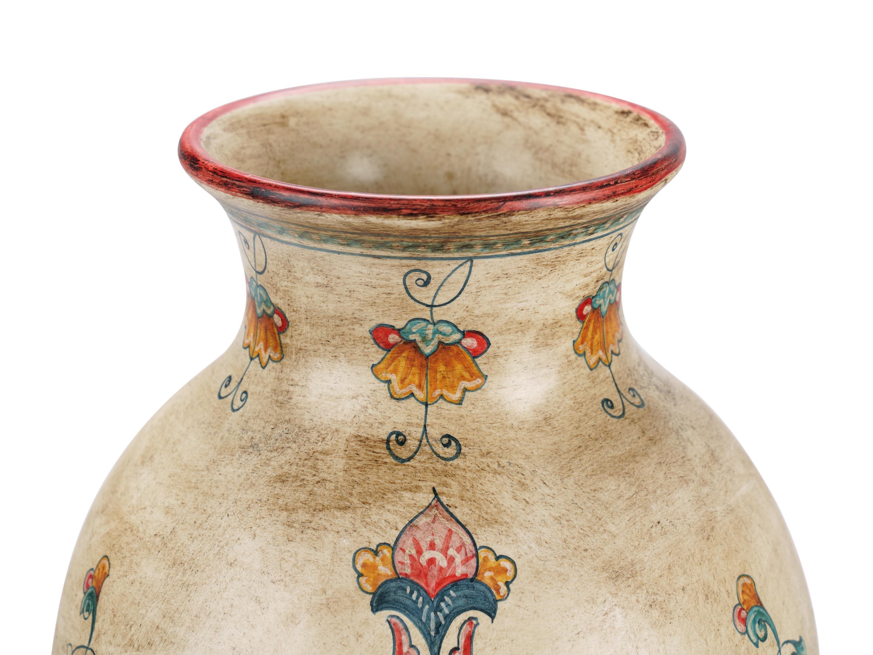 Néo-Renaissance Vase en majolique ancienne rouge et bleue avec oiseaux, récipient en céramique peint à la main, Deruta, Italie en vente