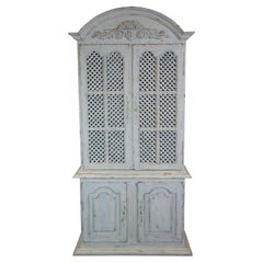 Armoire de bibliothèque en pin ancien et en treillis blanc de style campagnard français, avec huche en porcelaine