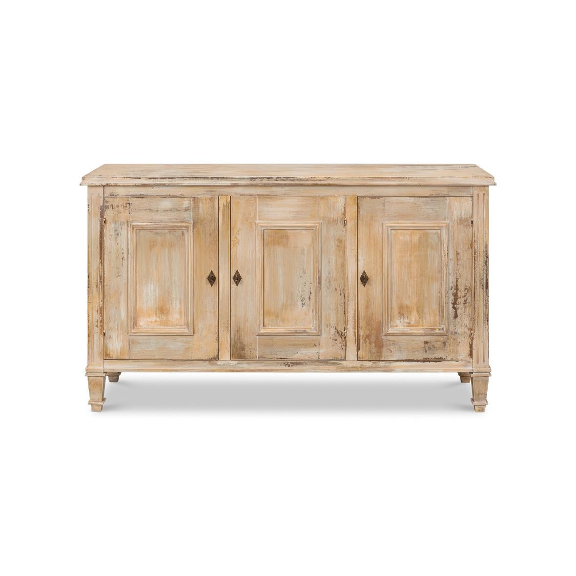 Ispirato allo stile provinciale neoclassico della Francia del XVIII secolo, questo pezzo squisito vanta una finitura anticata e distorta. Il design simmetrico è caratterizzato da tre porte a pannelli, ognuna delle quali è ornata da una chiave e da