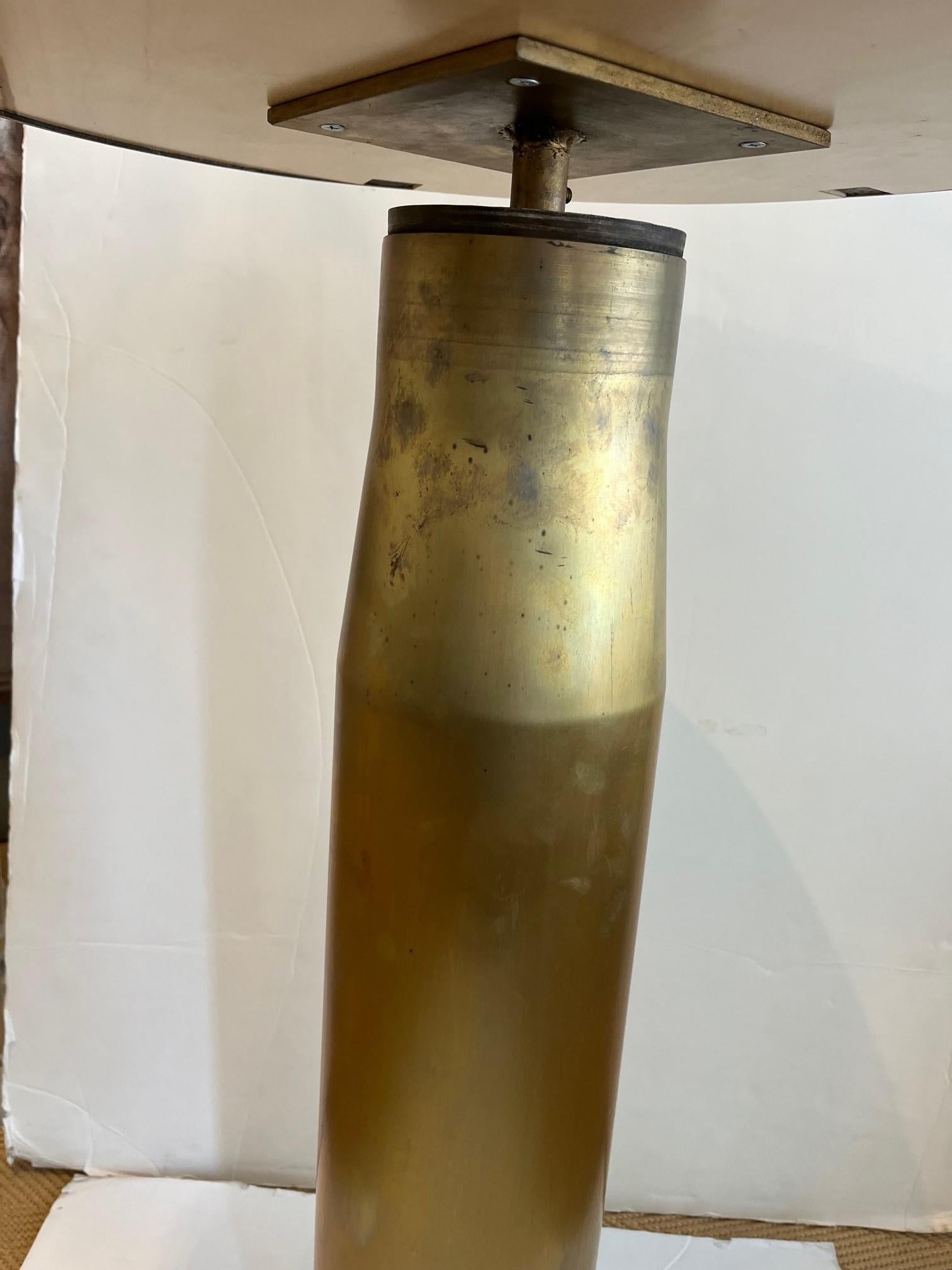 Antiquities Rare WWII Messing Muschel Gehäuse mit Tapering Form Beistelltisch (Vergoldet) im Angebot