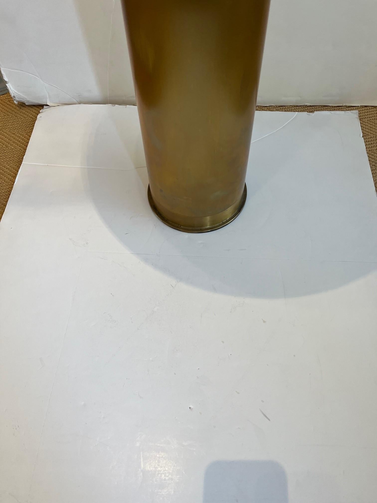 Table d'appoint en laiton rare de la Seconde Guerre mondiale, antiquité, avec forme fuselée en vente 3