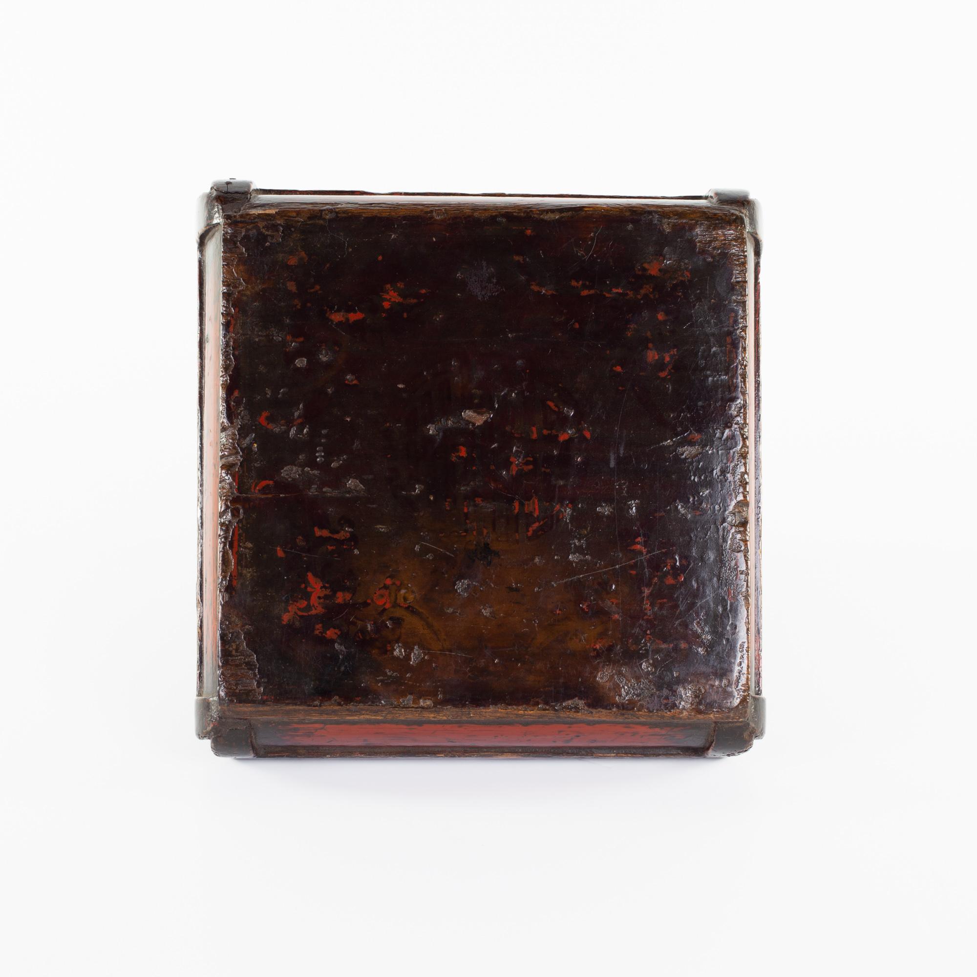 Antiqued Red Lacquer Trinket Box In Good Condition For Sale In Countryside, IL
