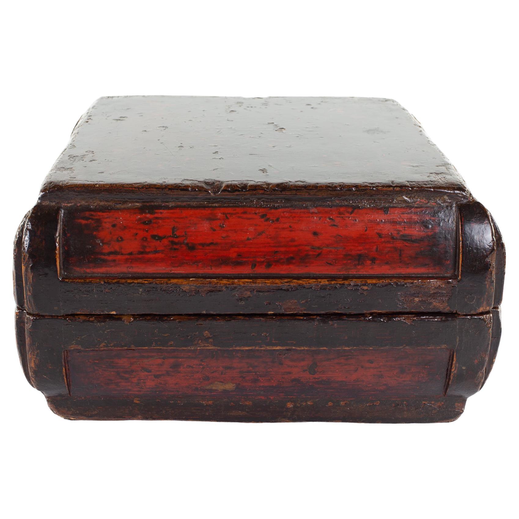 Caja de baratijas de laca roja envejecida