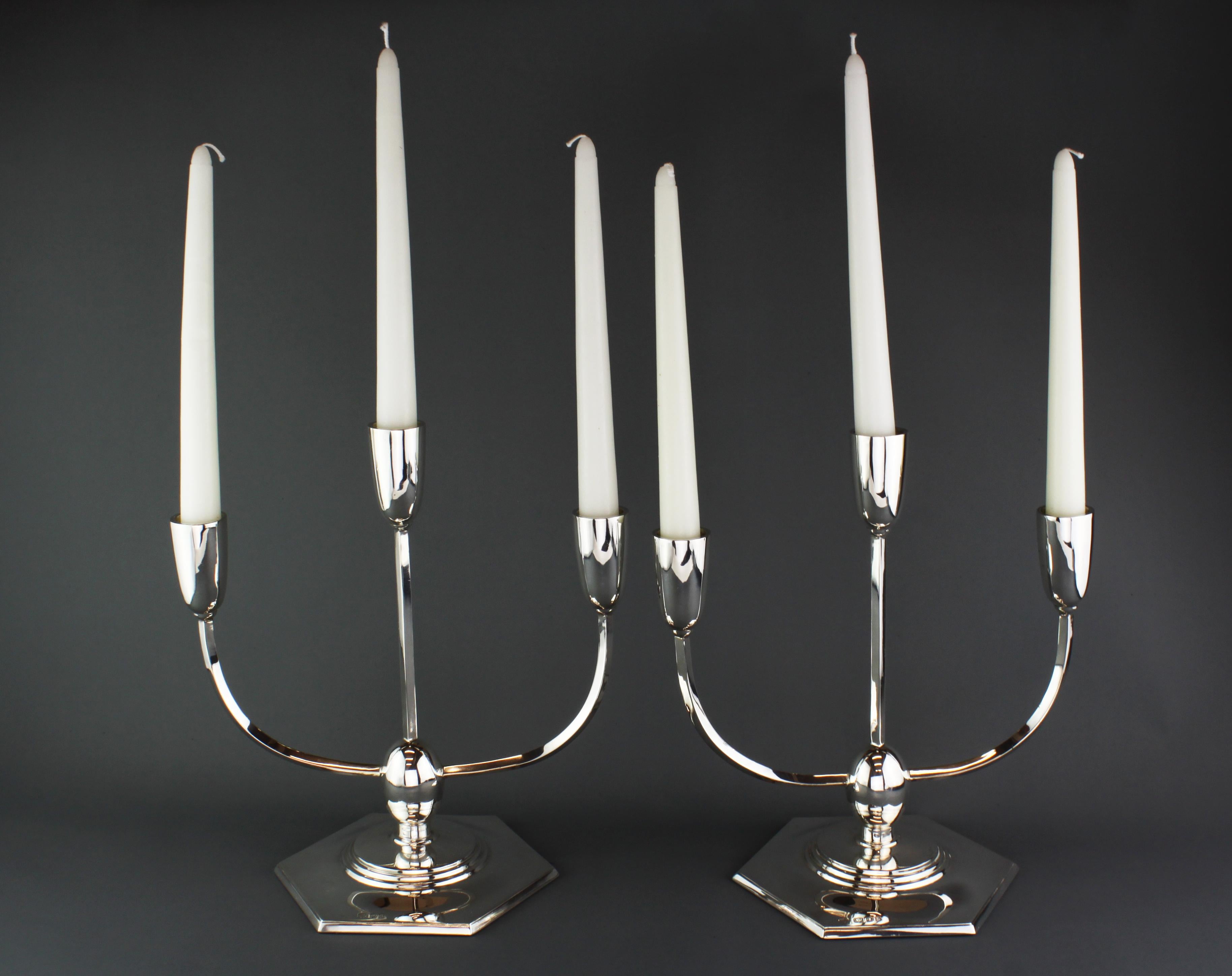 Antique Art deco period sterling silver pair of candelabras
Maker: Goldsmiths & Silversmiths Co. Ltd.
Made in London 1933
Fully hallmarked.

Dimensions - 
Length 25.2 cm
Width 14.2 cm
Height 26.8 cm
Weight 1511 grams

Condition: