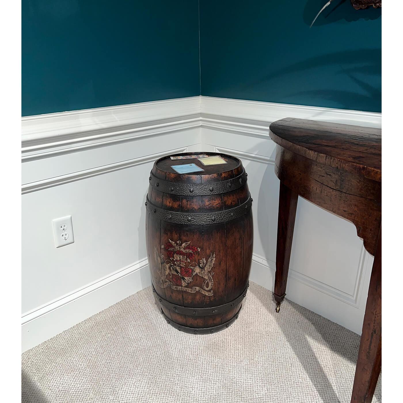 Table d'appoint baril en bois ancien Abîmé - En vente à Westwood, NJ