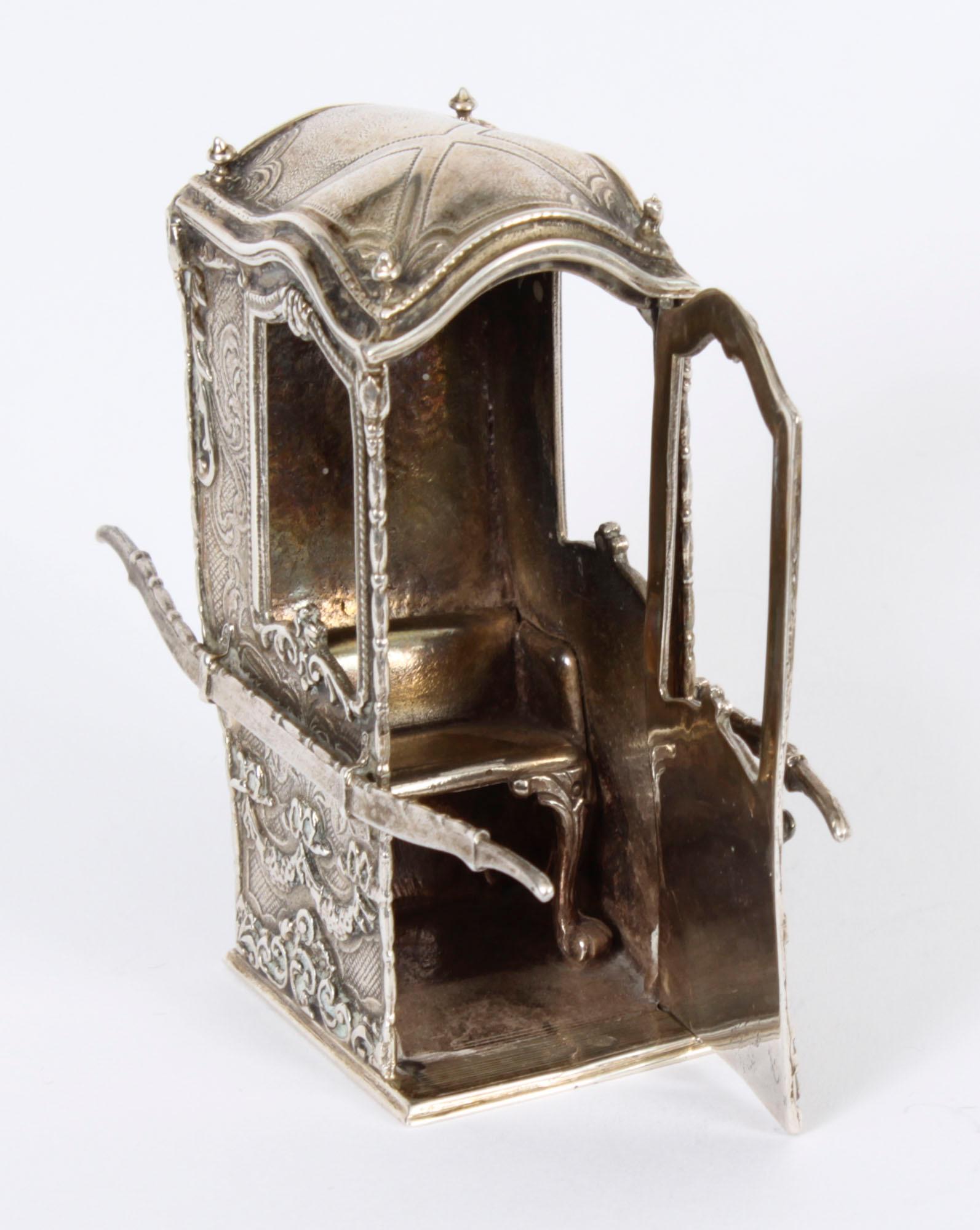 Se trata de una encantadora silla de manos en miniatura de plata 800 francesa, Circa 1870 en fecha.

La silla sedán está bellamente detallada, la puerta se abre para dejar ver un asiento, la plata con una fabulosa decoración en relieve.

Estado:
En