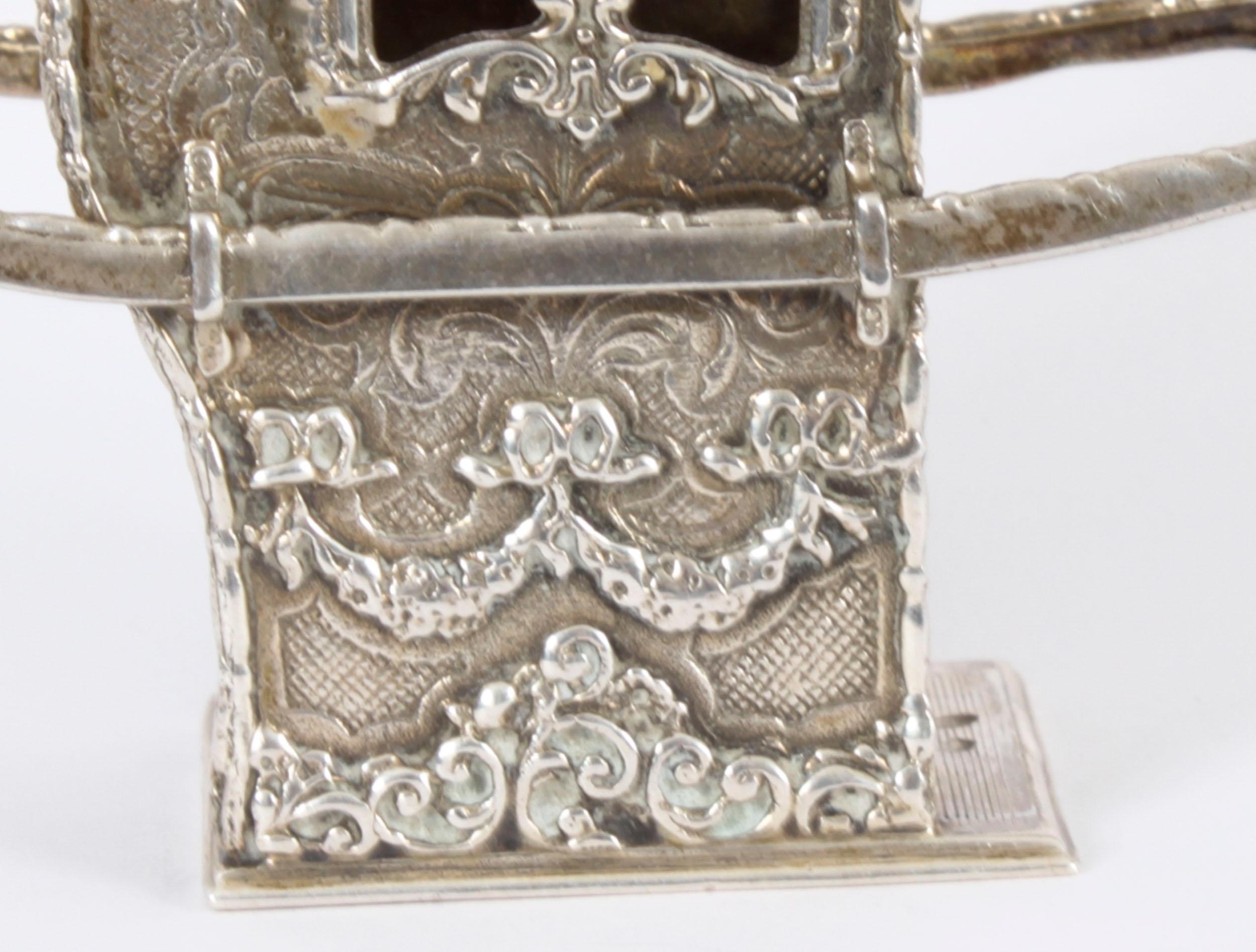 AntigüedadesSilla Sedán francesa de plata en miniatura Siglo XIX Fines del siglo XIX en venta