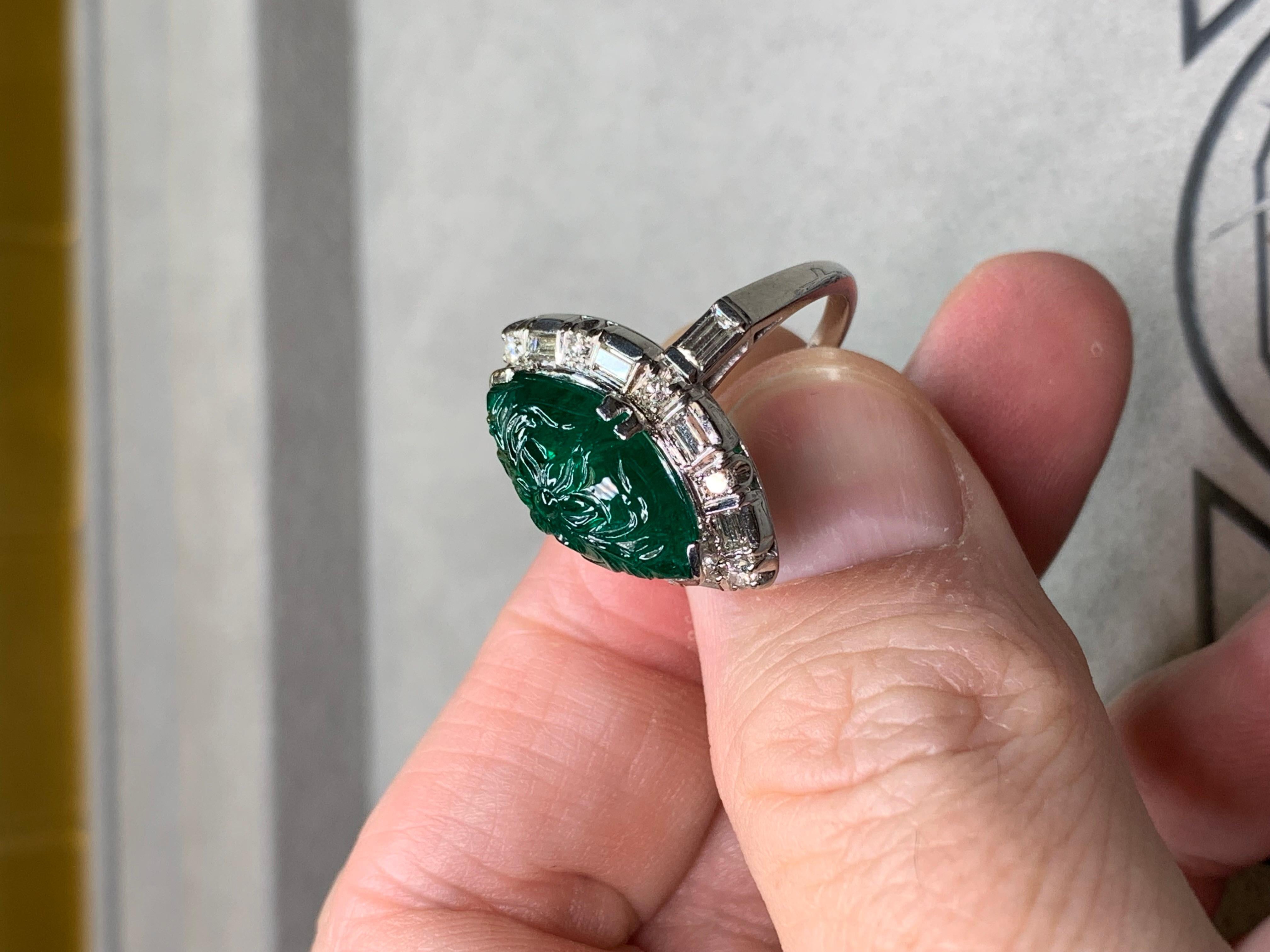 Antiquel Art Deco Platinum 7ct Carved Emerald & Diamond Ring Brazil F1 GIA en vente 5
