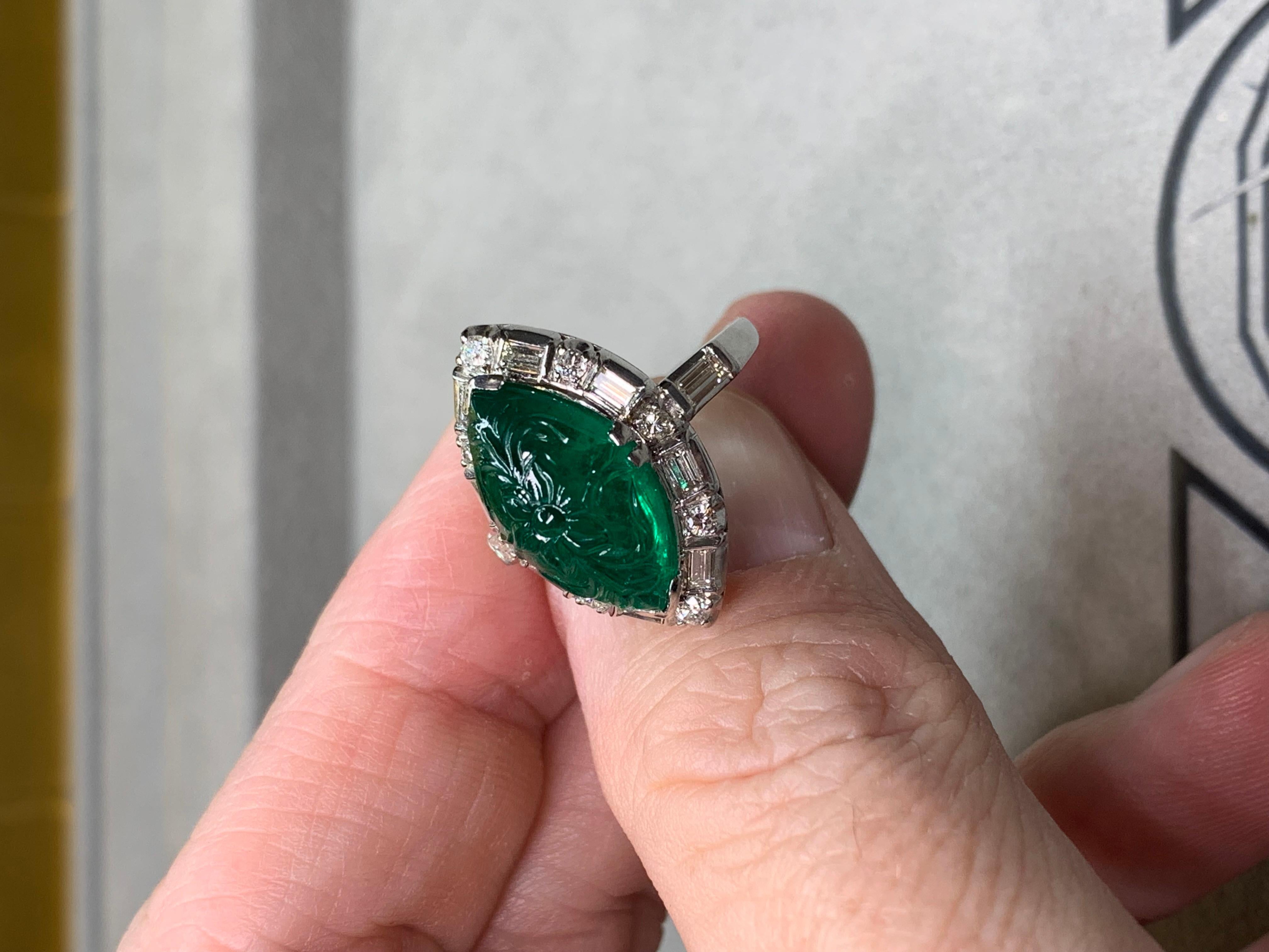 Antiquel Art Deco Platinum 7ct Carved Emerald & Diamond Ring Brazil F1 GIA en vente 6