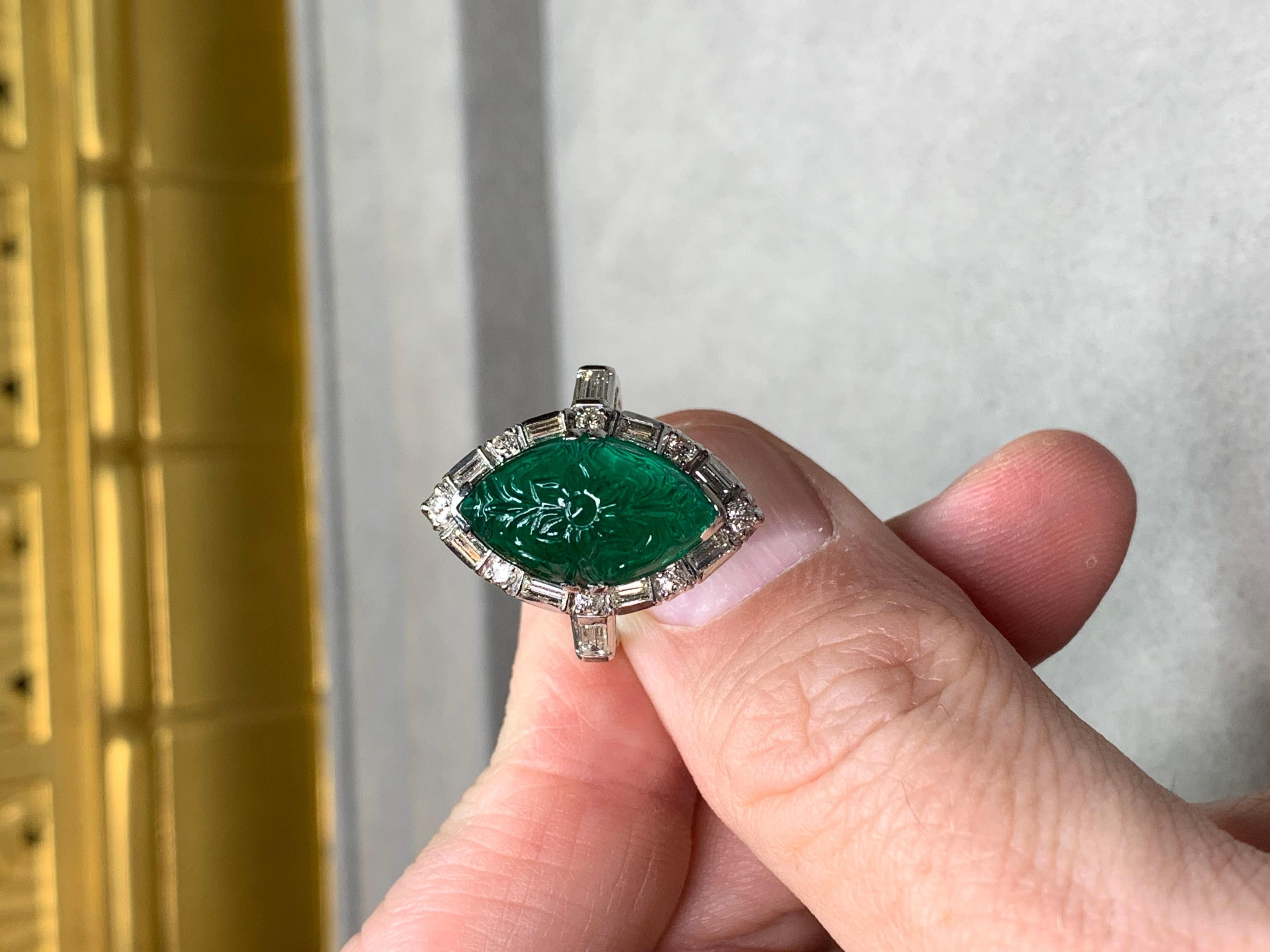 Antiquel Art Deco Platinum 7ct Carved Emerald & Diamond Ring Brazil F1 GIA en vente 7