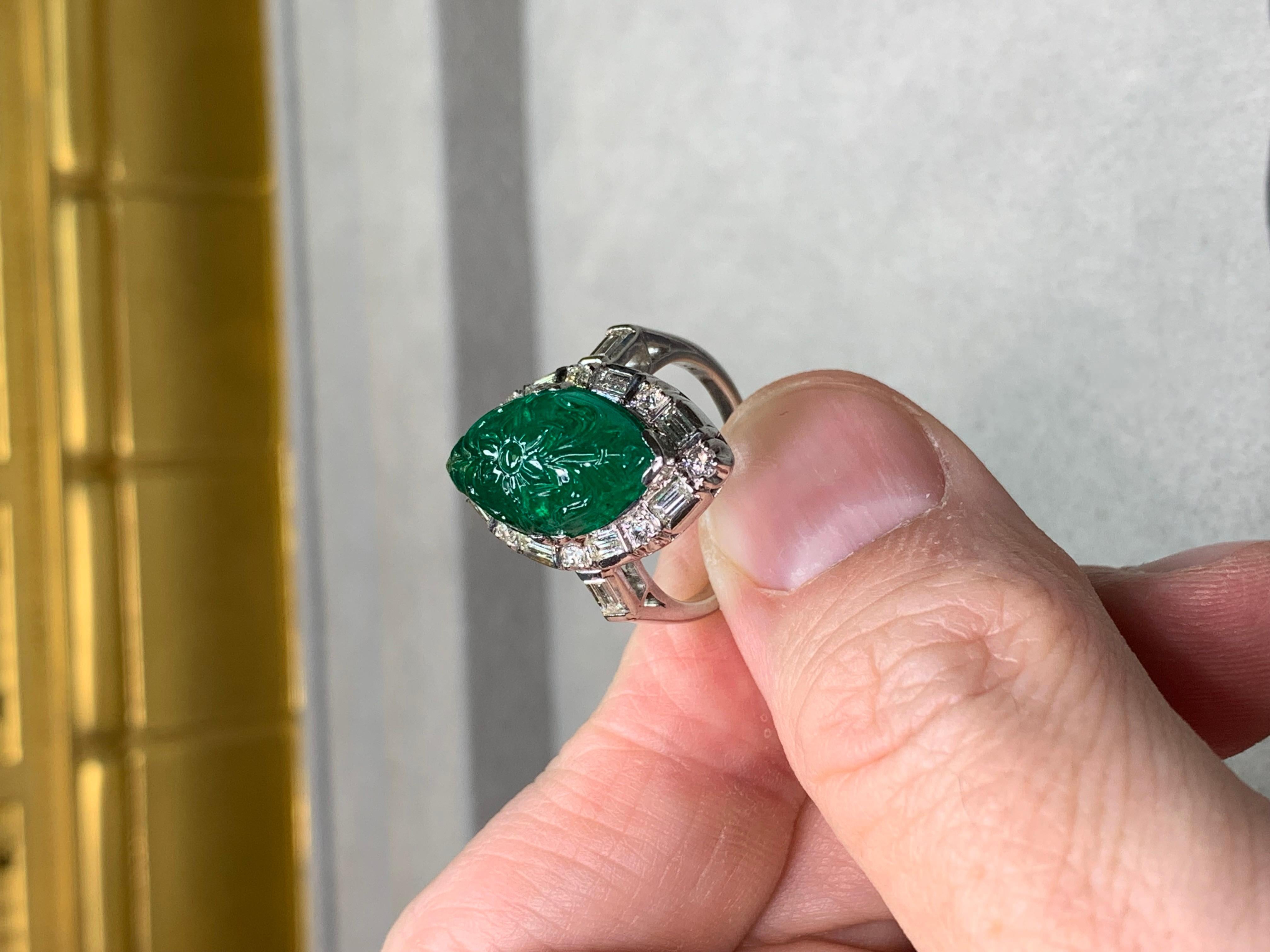 Antiquel Art Deco Platinum 7ct Carved Emerald & Diamond Ring Brazil F1 GIA en vente 9