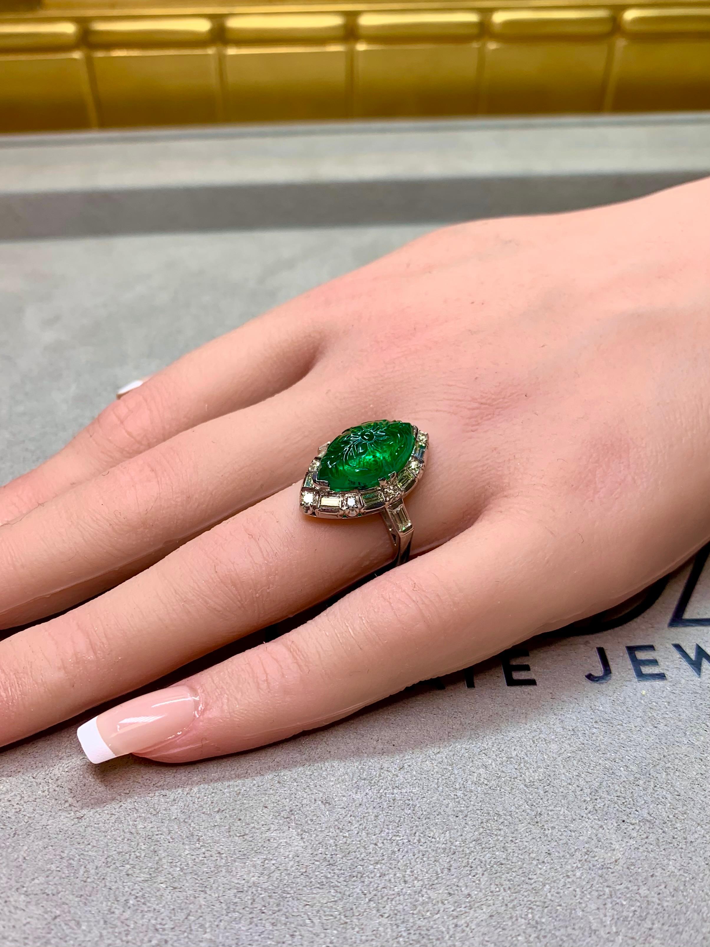 Antiquel Art Deco Platinum 7ct Carved Emerald & Diamond Ring Brazil F1 GIA en vente 11