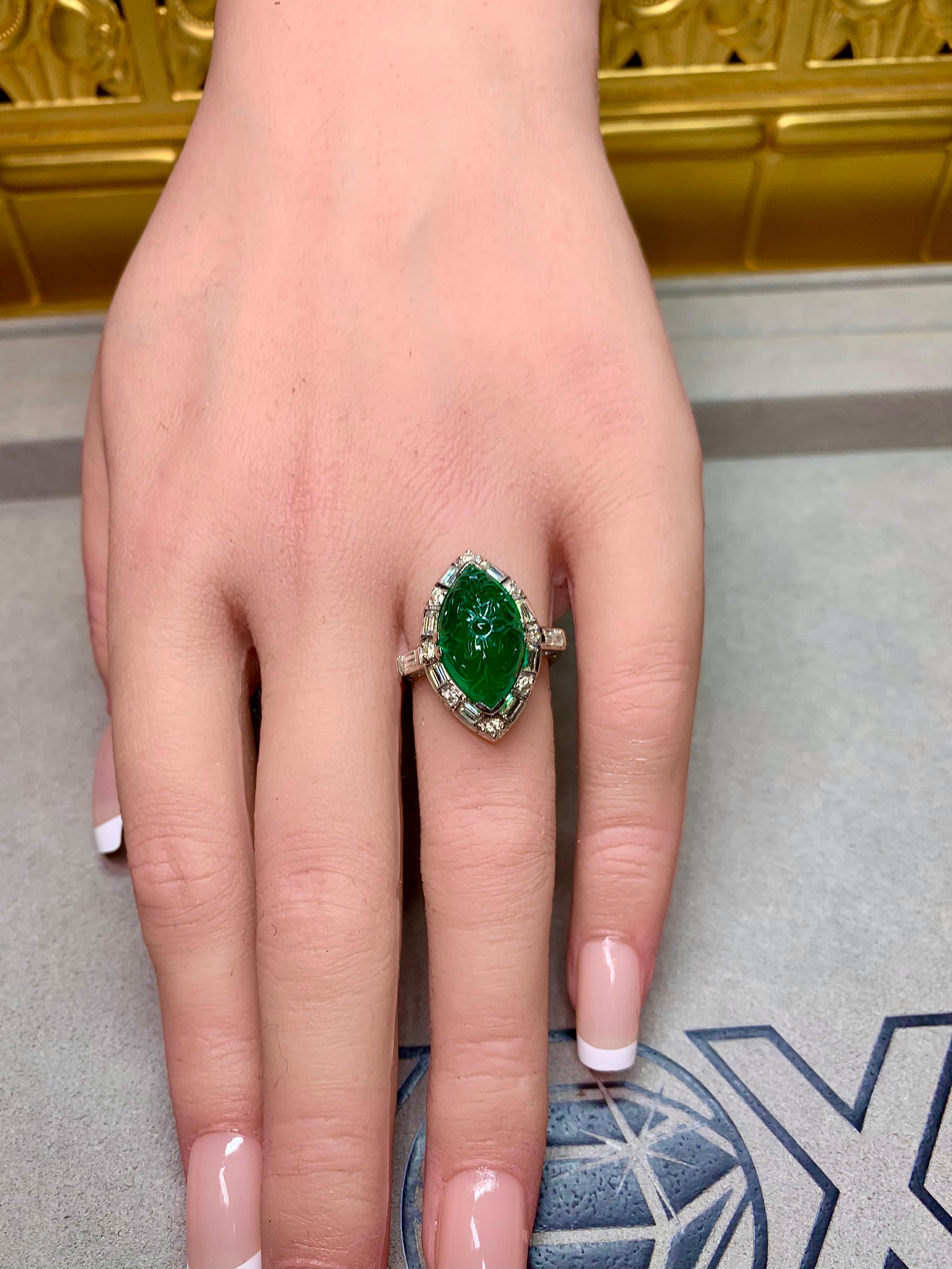 Antiquel Art Deco Platinum 7ct Carved Emerald & Diamond Ring Brazil F1 GIA en vente 13