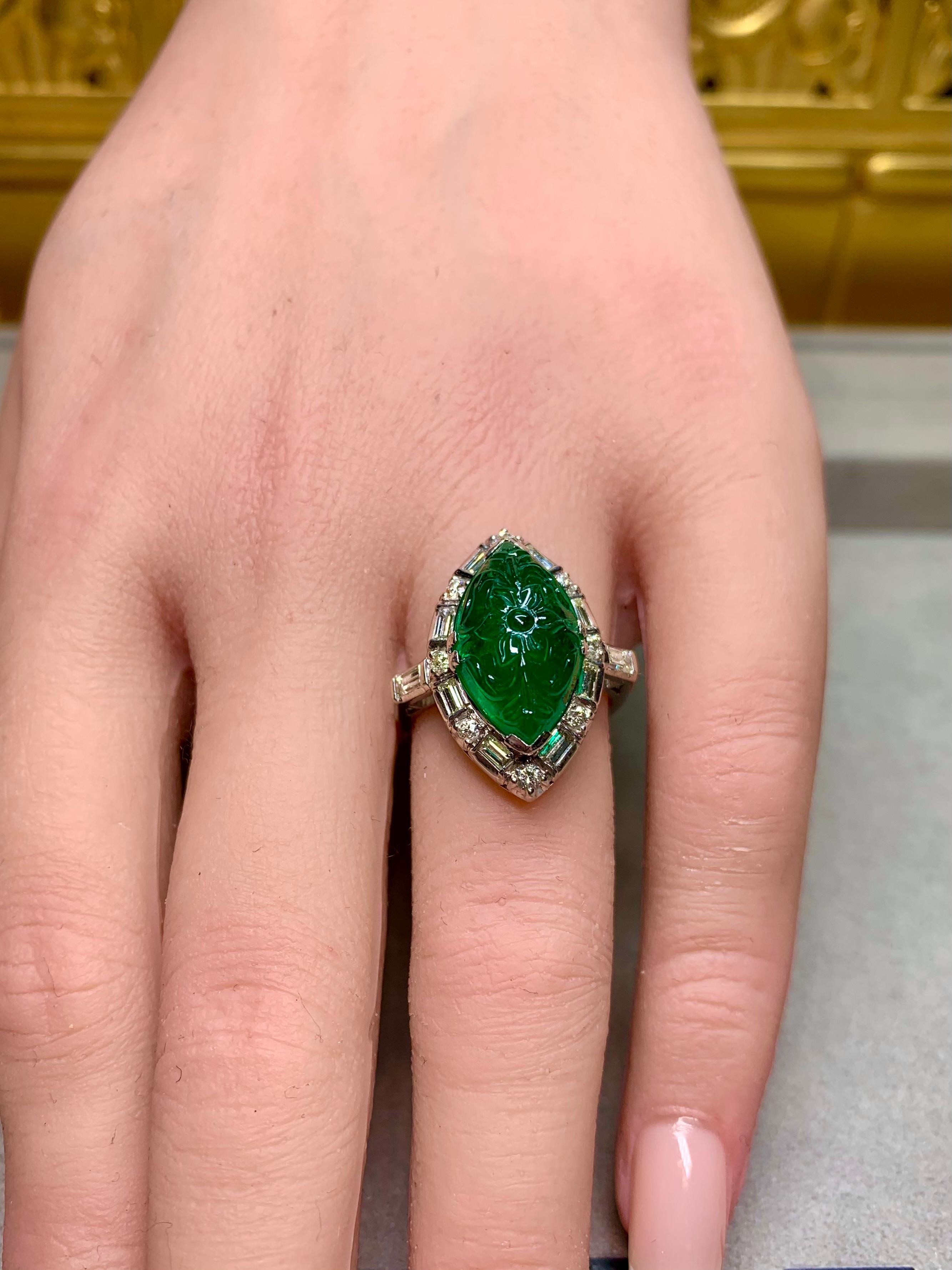 Antiquel Art Deco Platinum 7ct Carved Emerald & Diamond Ring Brazil F1 GIA en vente 14
