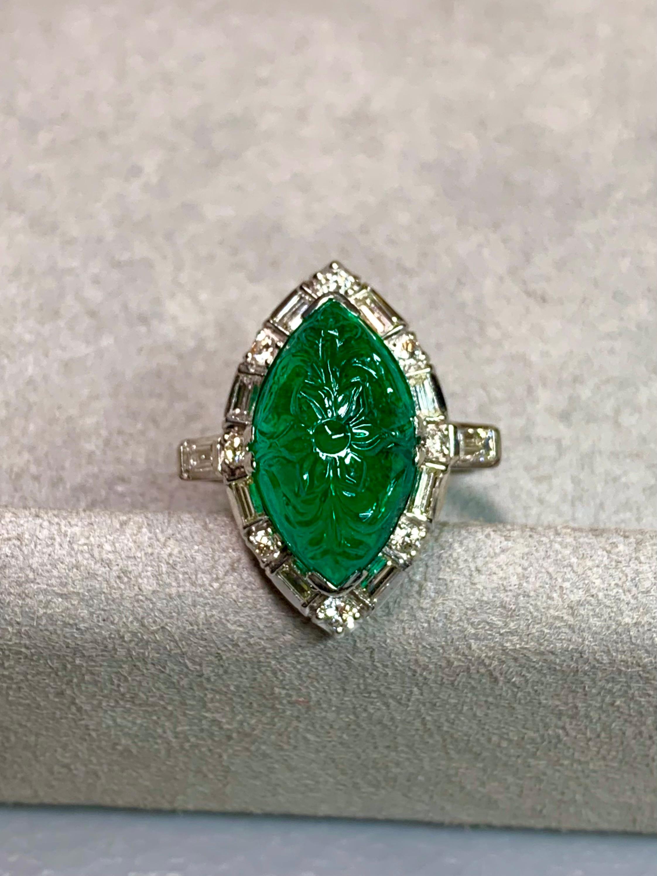 Art déco Antiquel Art Deco Platinum 7ct Carved Emerald & Diamond Ring Brazil F1 GIA en vente