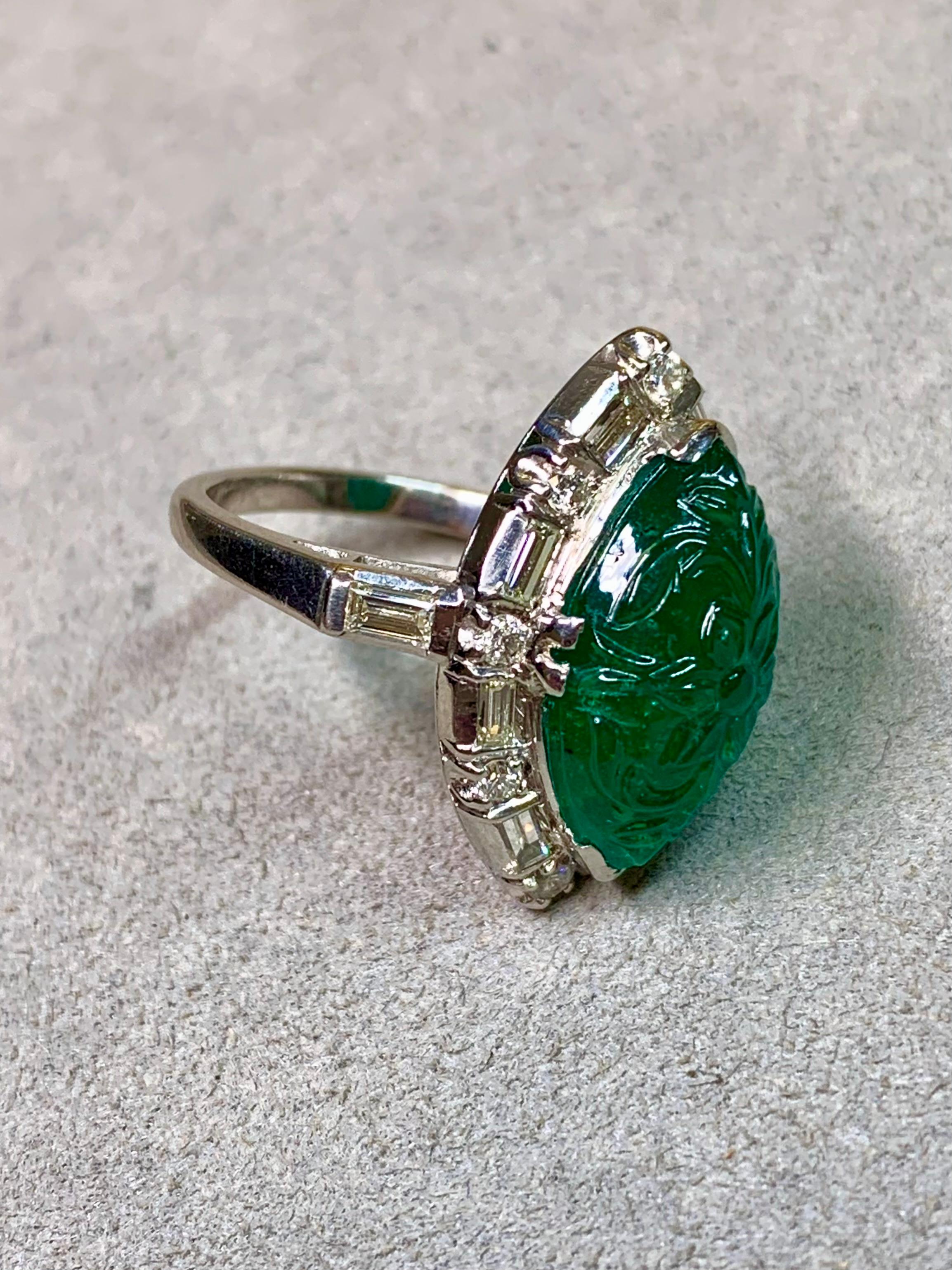 Antiquel Art Deco Platinum 7ct Carved Emerald & Diamond Ring Brazil F1 GIA Bon état - En vente à Winter Springs, FL