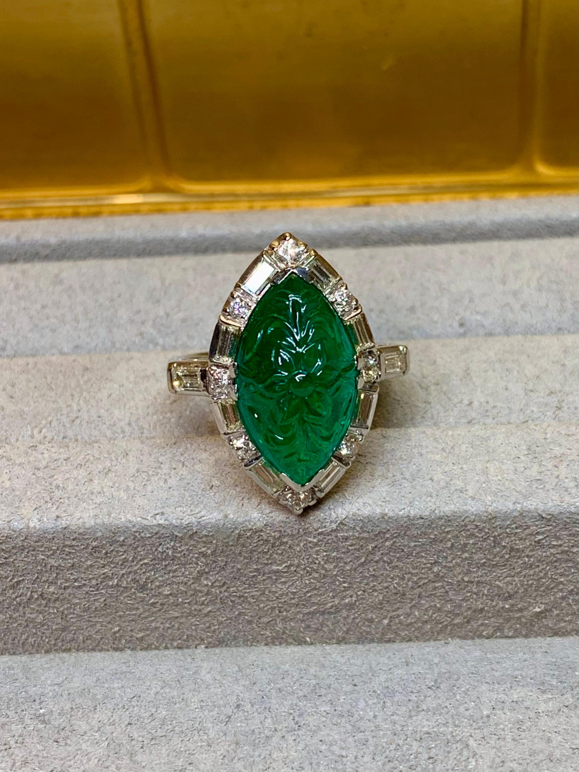 Antiquel Art Deco Platinum 7ct Carved Emerald & Diamond Ring Brazil F1 GIA Unisexe en vente