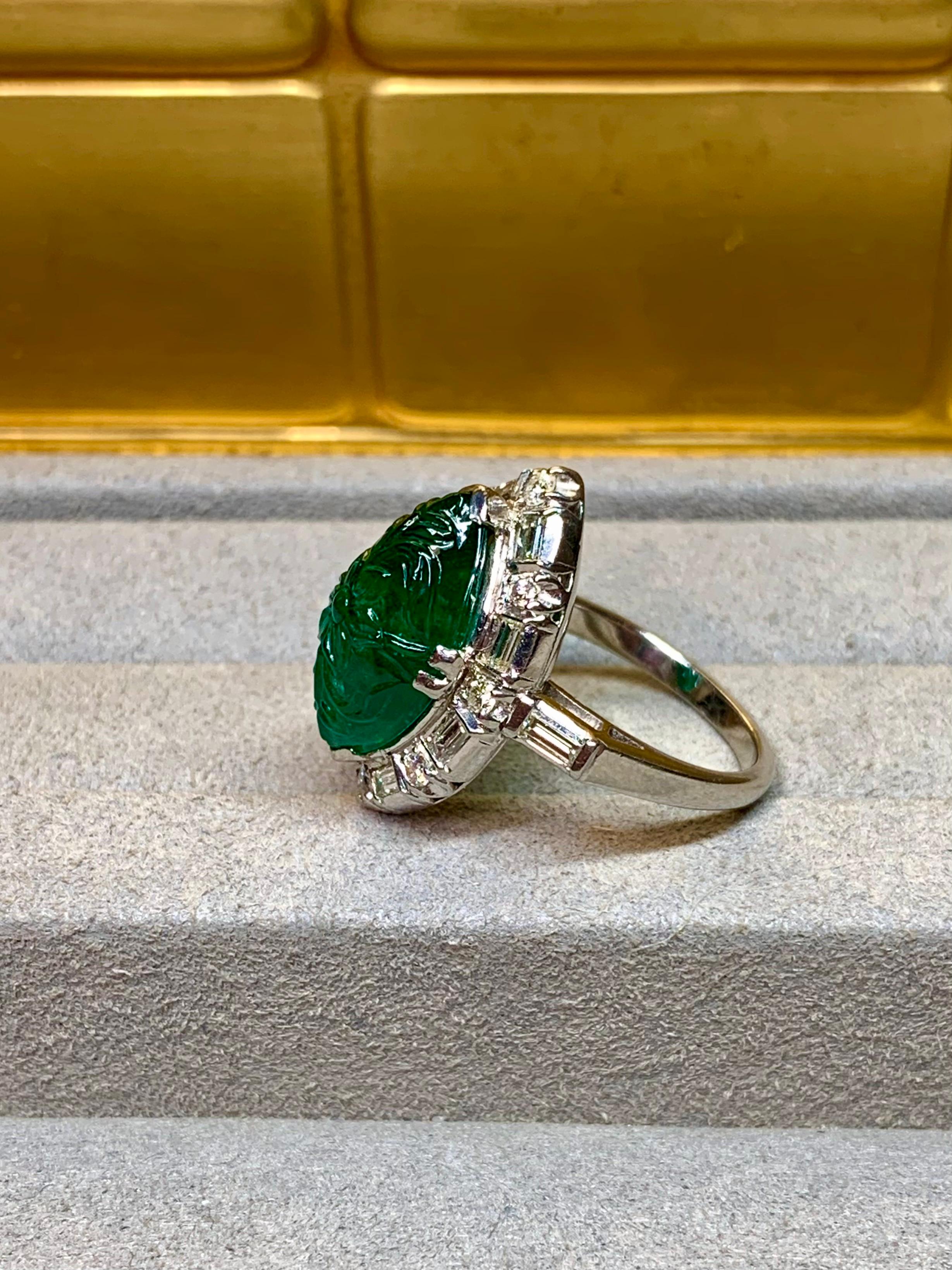 Antiquel Art Deco Platinum 7ct Carved Emerald & Diamond Ring Brazil F1 GIA en vente 1