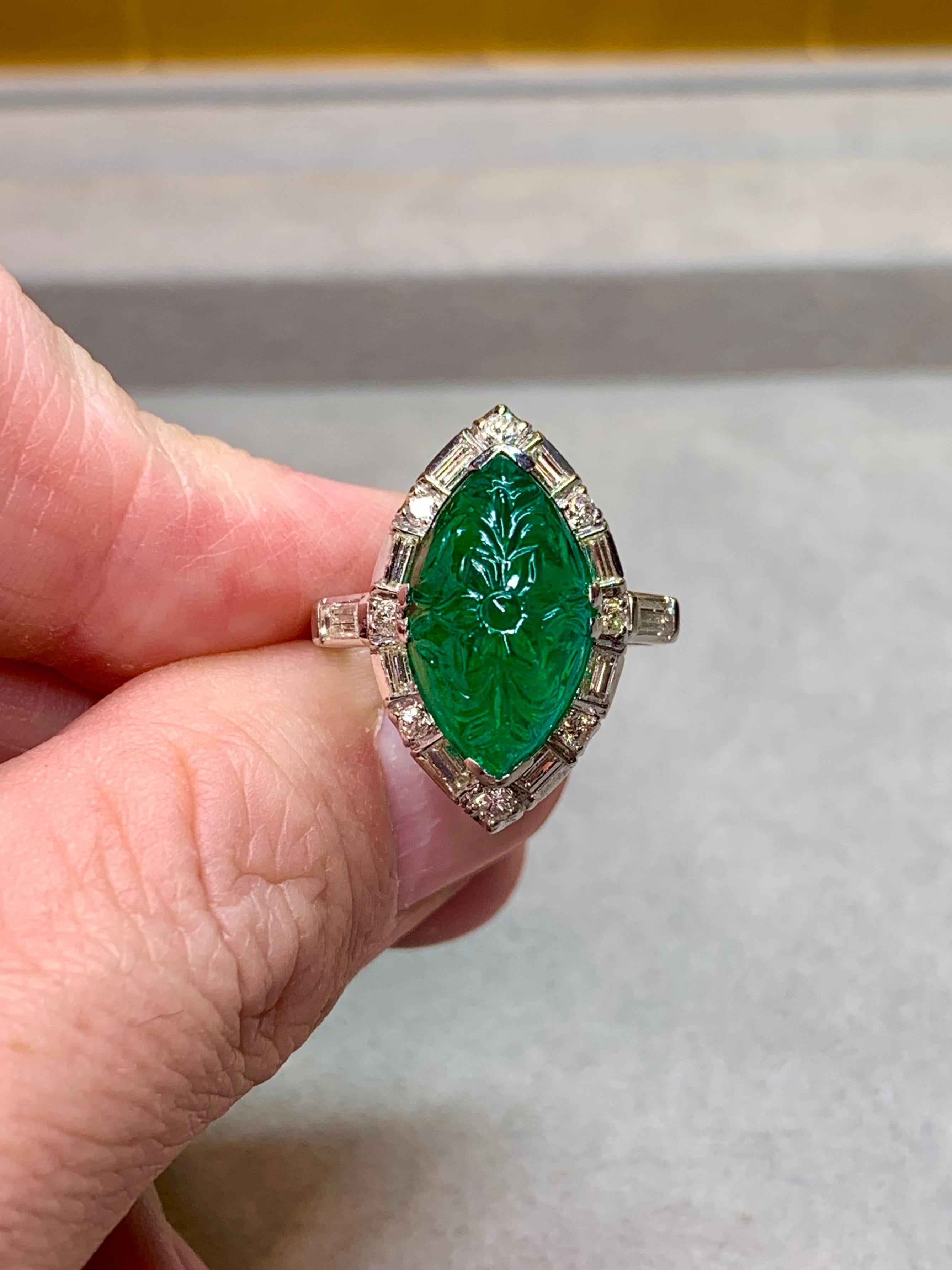 Antiquel Art Deco Platinum 7ct Carved Emerald & Diamond Ring Brazil F1 GIA en vente 2