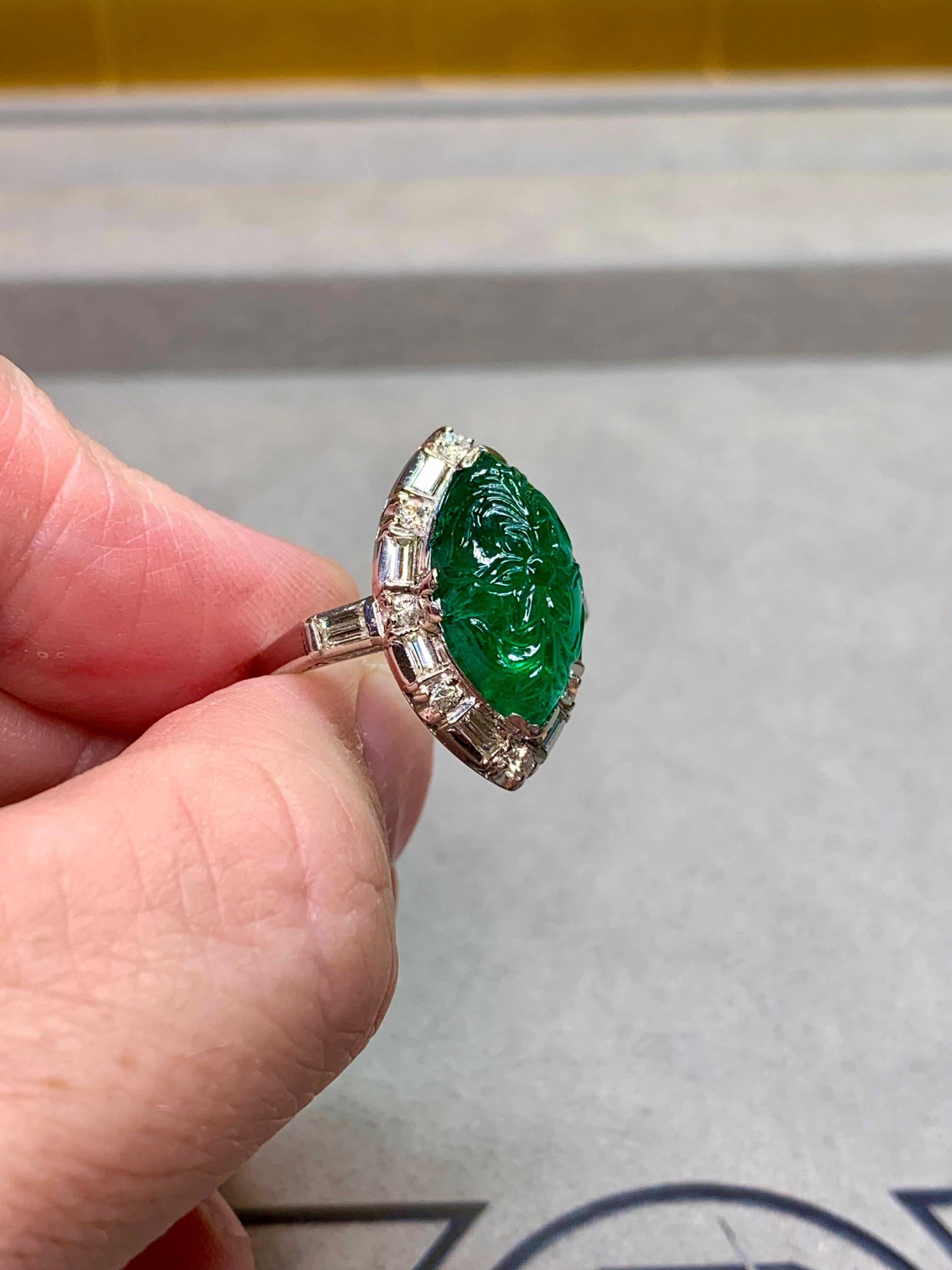 Antiquel Art Deco Platinum 7ct Carved Emerald & Diamond Ring Brazil F1 GIA en vente 3