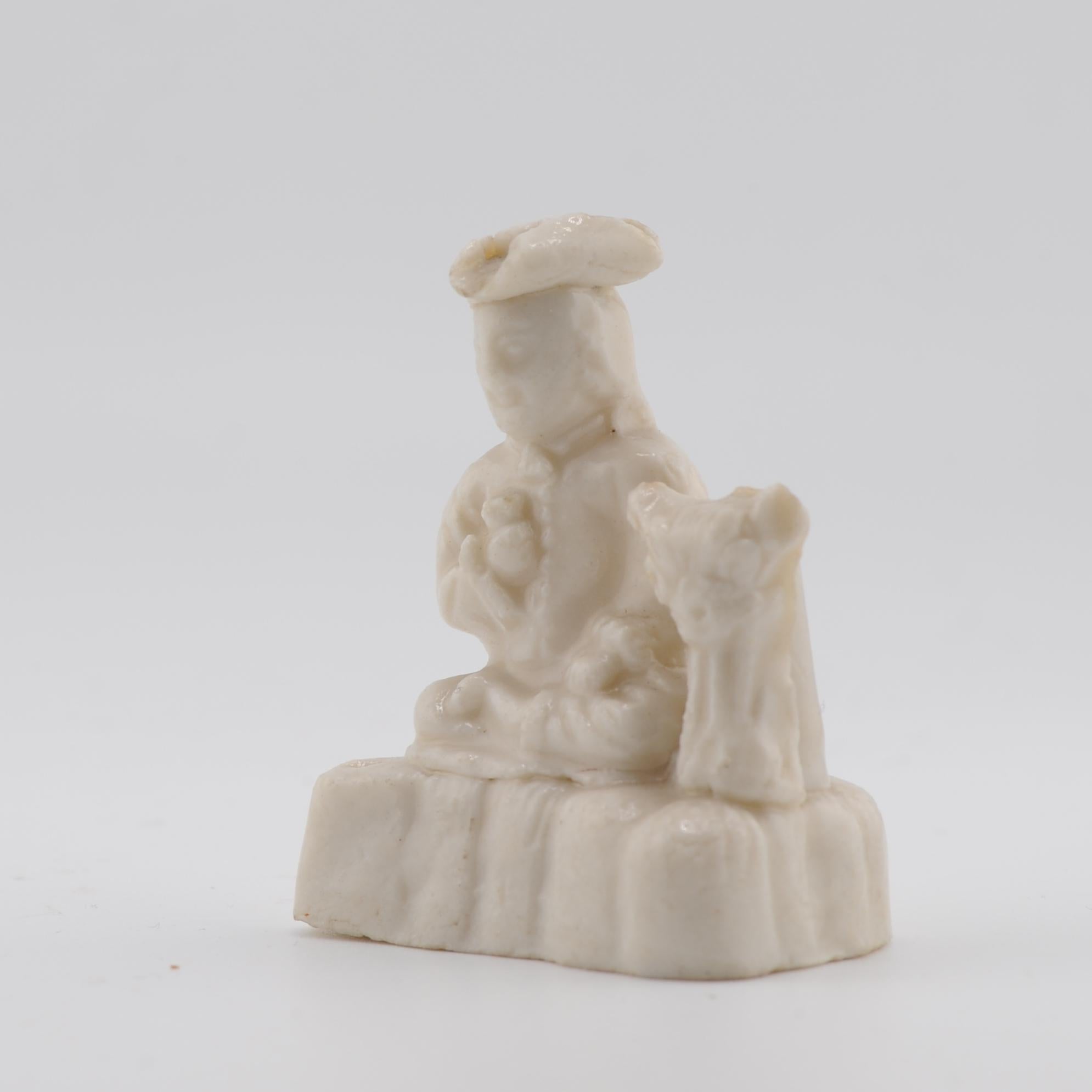 Figure européenne en porcelaine Shunzhi ou Kangxi Blanc de Chine en position assise. Il s'agit également d'un sifflet.

Blanc de Chine Ces statues étaient fabriquées dans les fours de Dehua, dans la province de Fujian.

Ce sont des exemples rares !