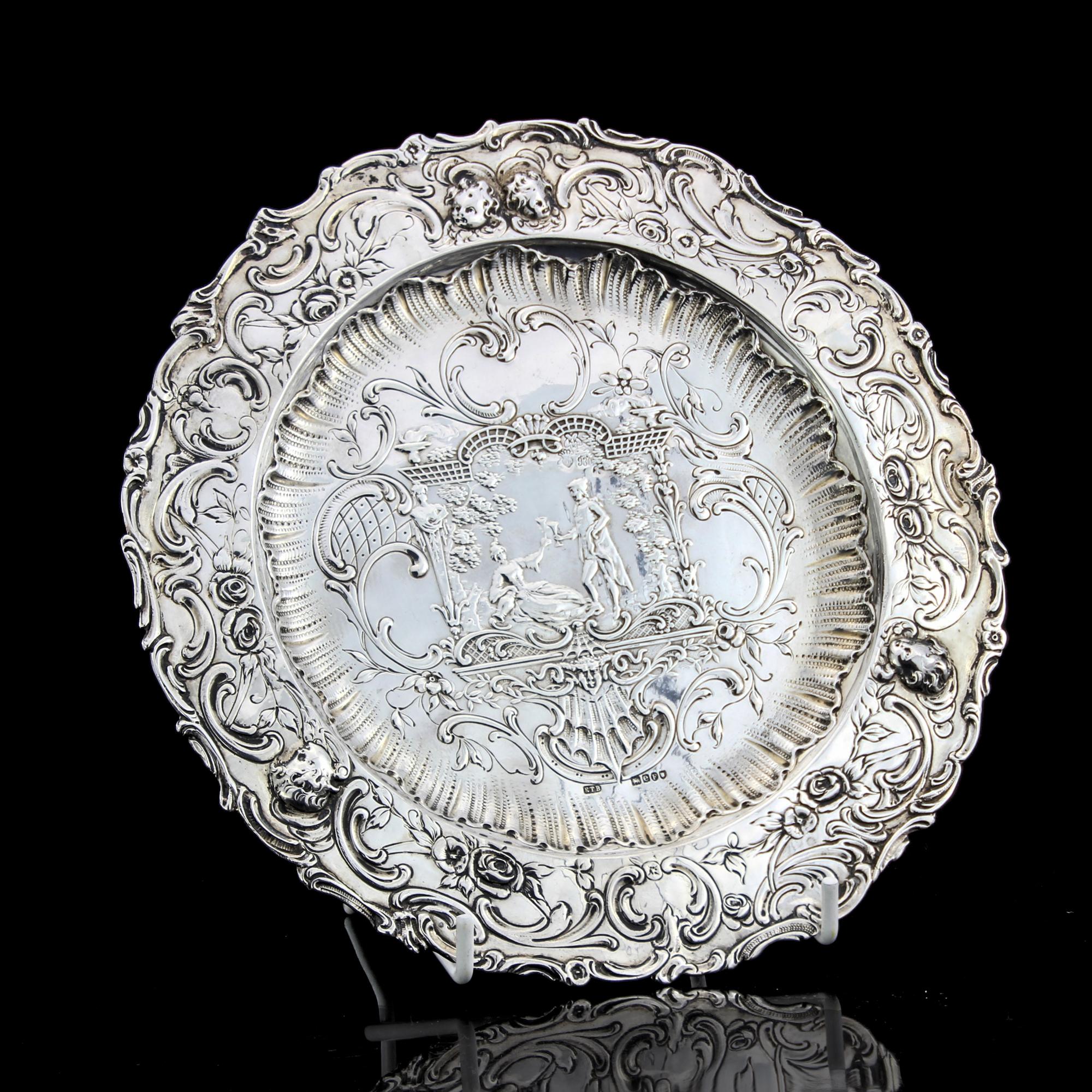 Antiques 930. Continental sterling silver sideboard dish.
Imported to England, London, 
Import maker mark: Edwin Thompson Bryant
Fully hallmarked.

Approx dimensions:
Diameter x weight: 19 x 0.8 cm 
Weight: 169 grams 

Condition: The item