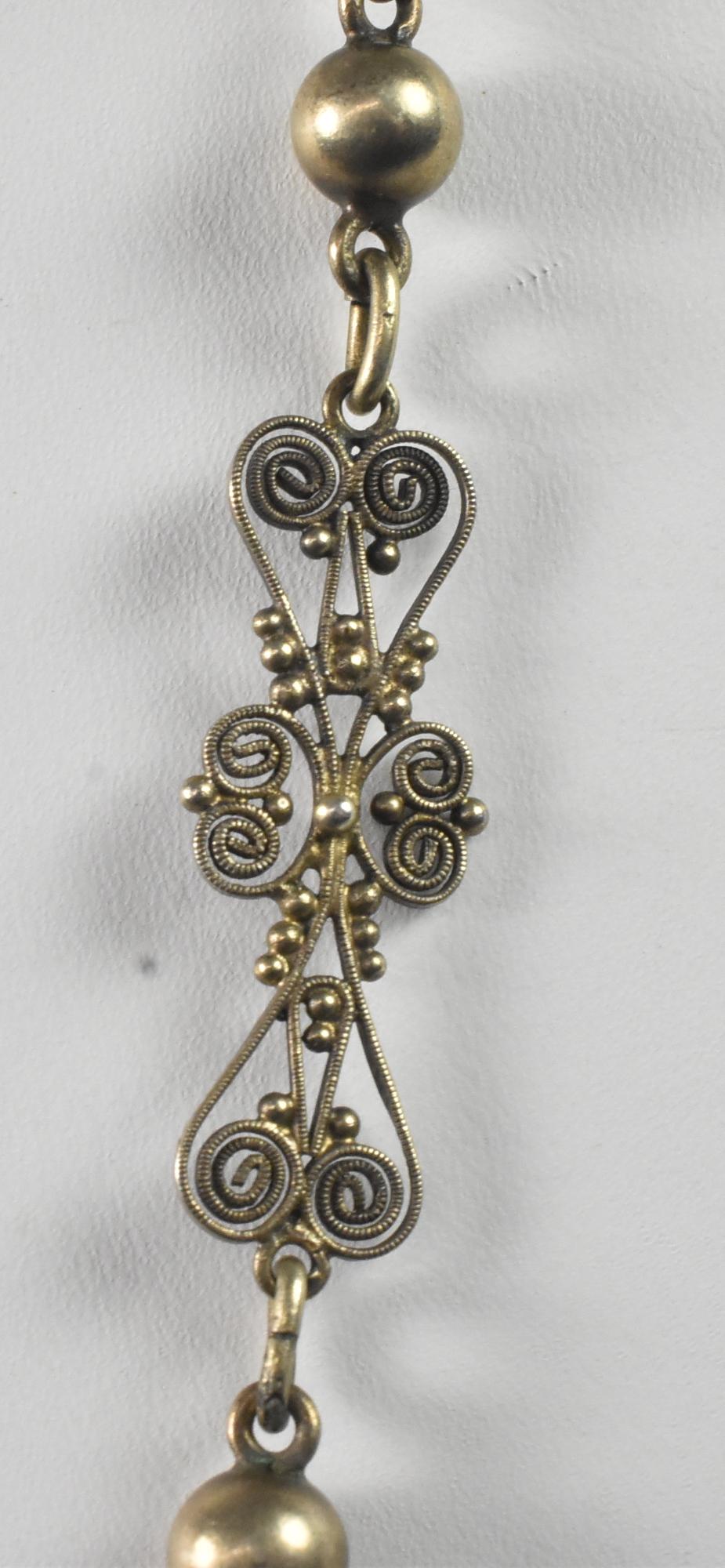 Antiker geschnitzter asiatischer Jade-Anhänger auf einer Silberkette im Zustand „Gut“ im Angebot in Toledo, OH