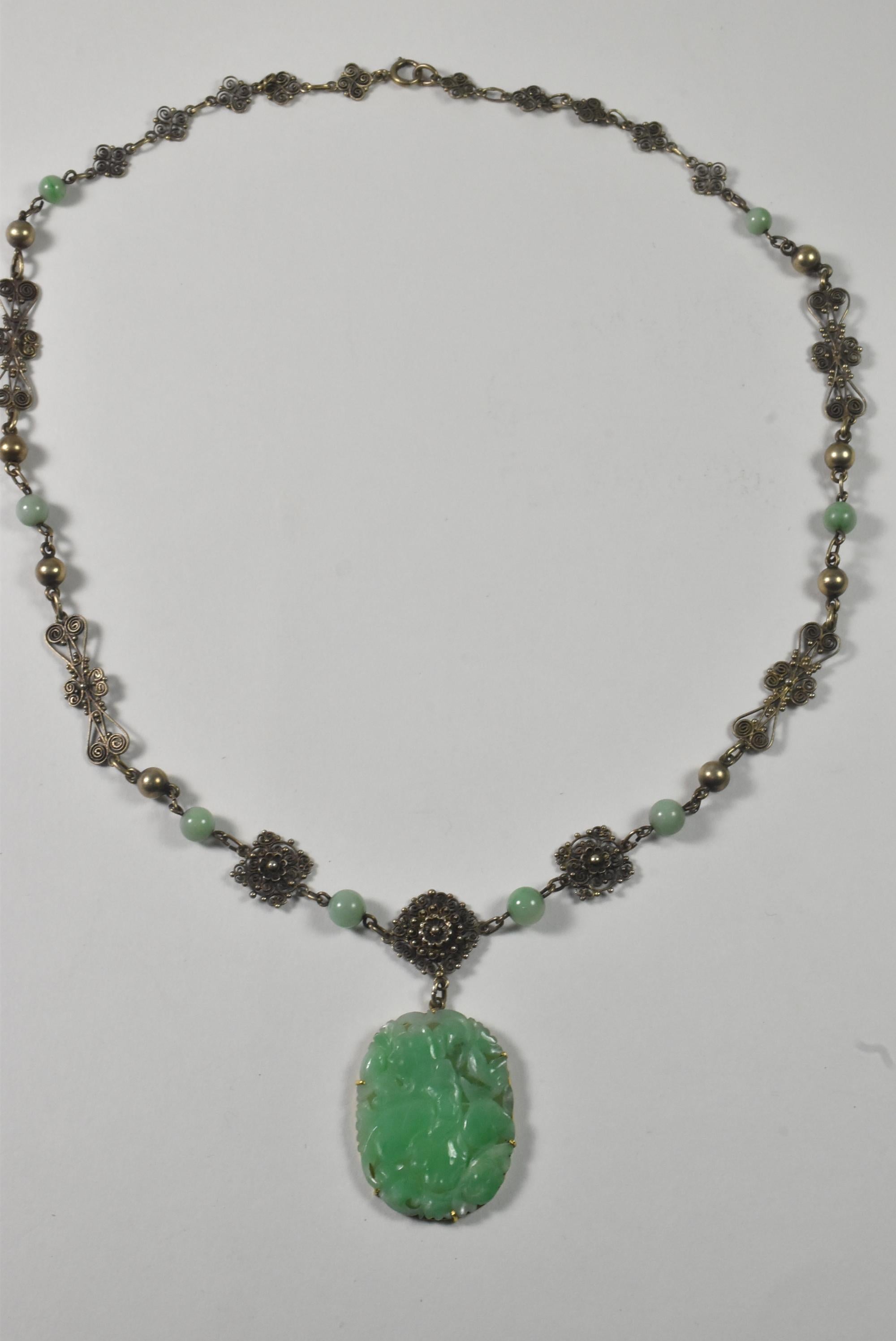20ième siècle Pendentif asiatique sculpté en jade sur une chaîne en argent en vente