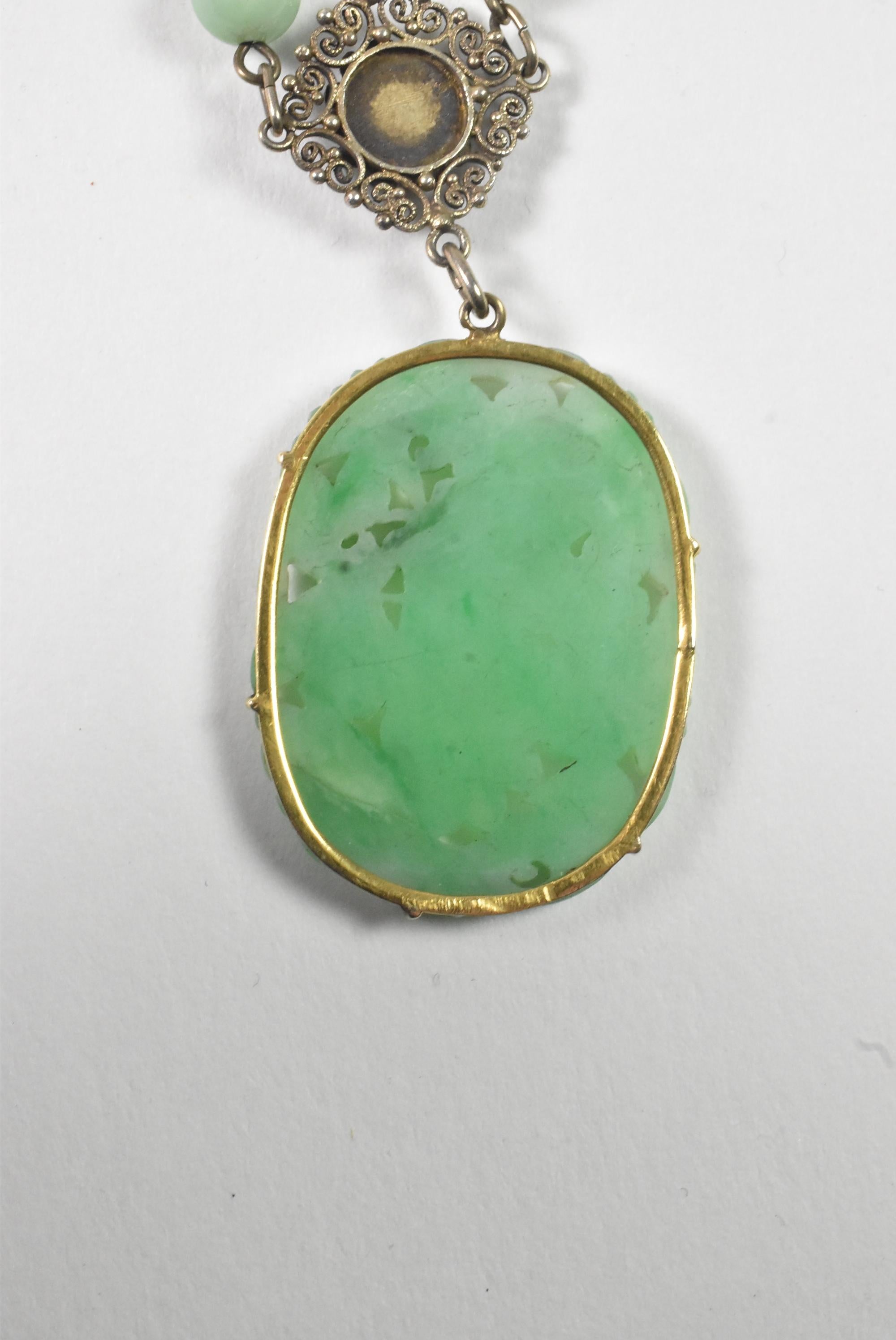 Pendentif asiatique sculpté en jade sur une chaîne en argent en vente 1