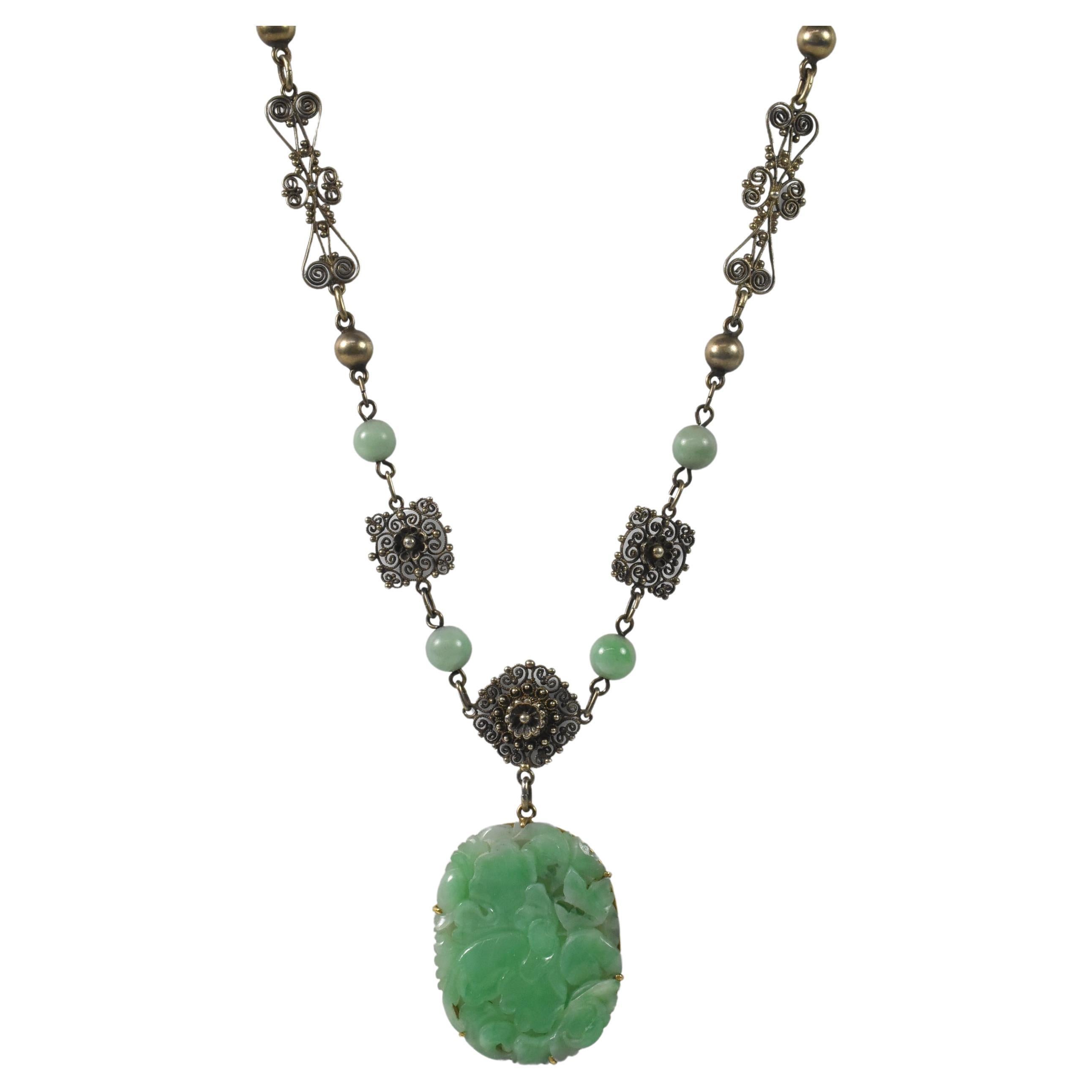 Pendentif asiatique sculpté en jade sur une chaîne en argent en vente