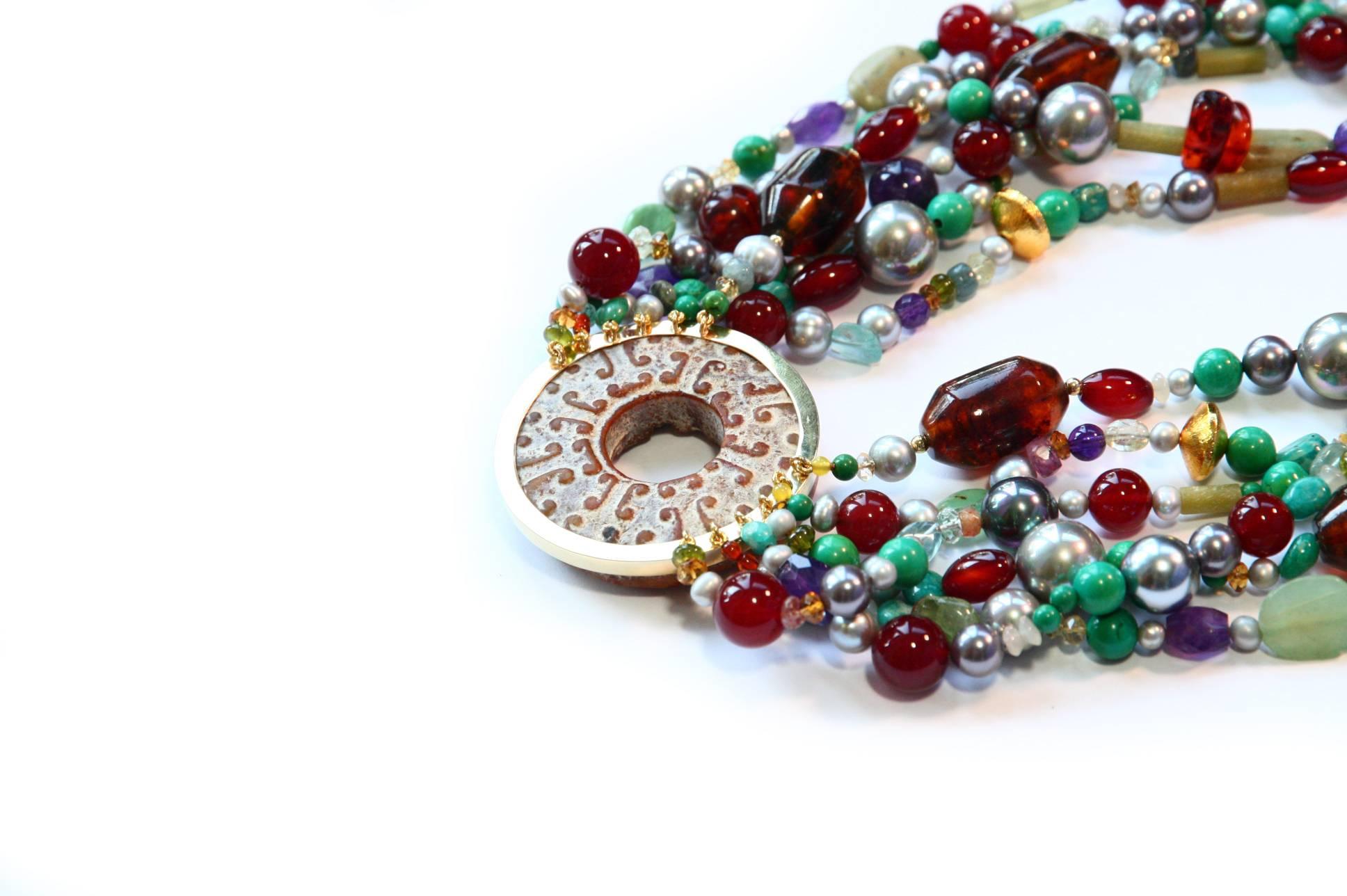 Antiquitäten geschnitzt Jade Bi Halskette Türkis Bernstein Grau Perlen Gold (Künstler*in) im Angebot