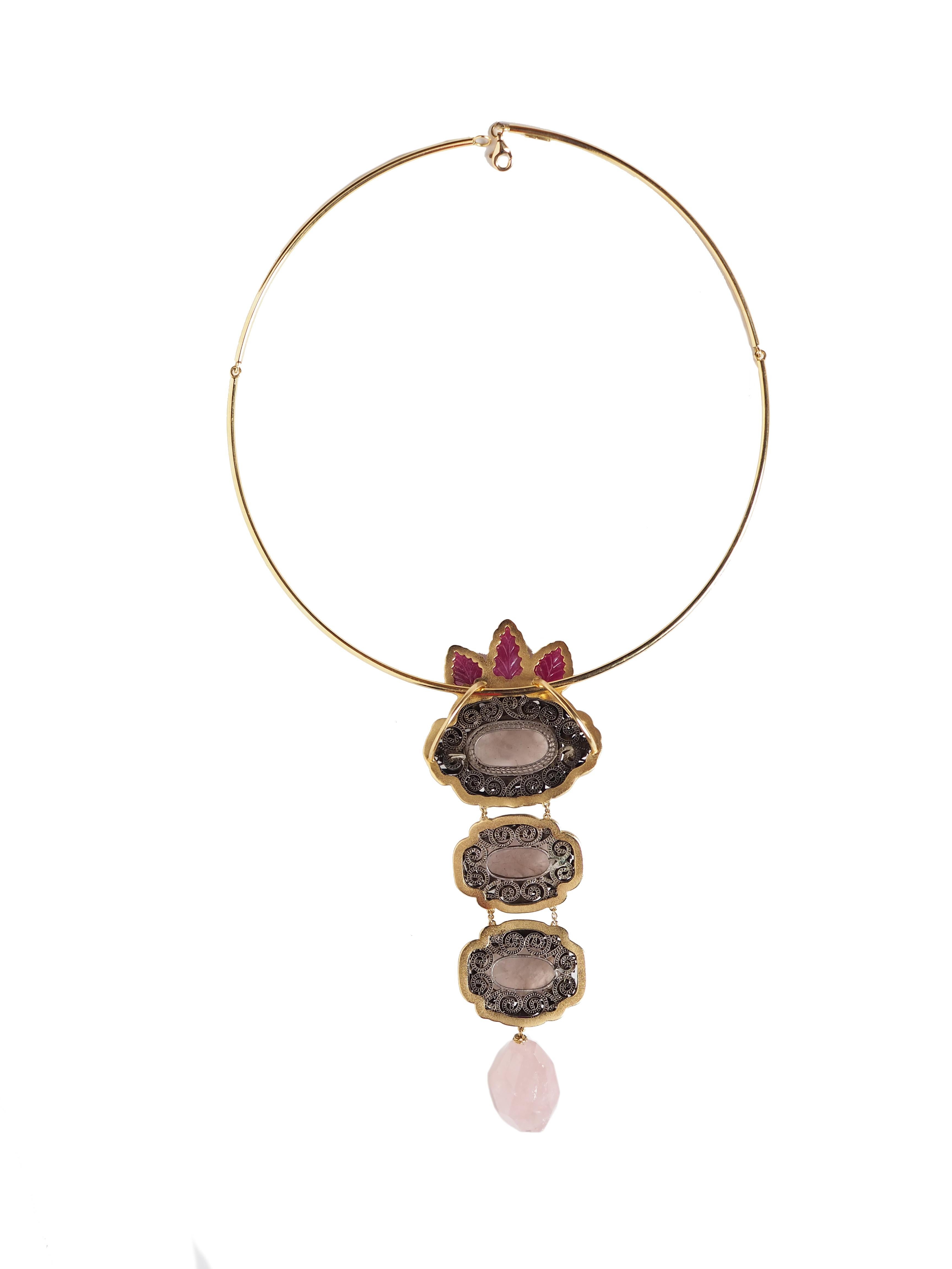 Very special necklace with antiques  original cinese buttons enamel with decorations,  carved rose quartz, ruby leaf,  gold 18 kt gr. 14,90. Total length 12cm. Gold semi rigid necklace gold 18kt  gr. 12.
All Giulia Colussi jewelry is new and has