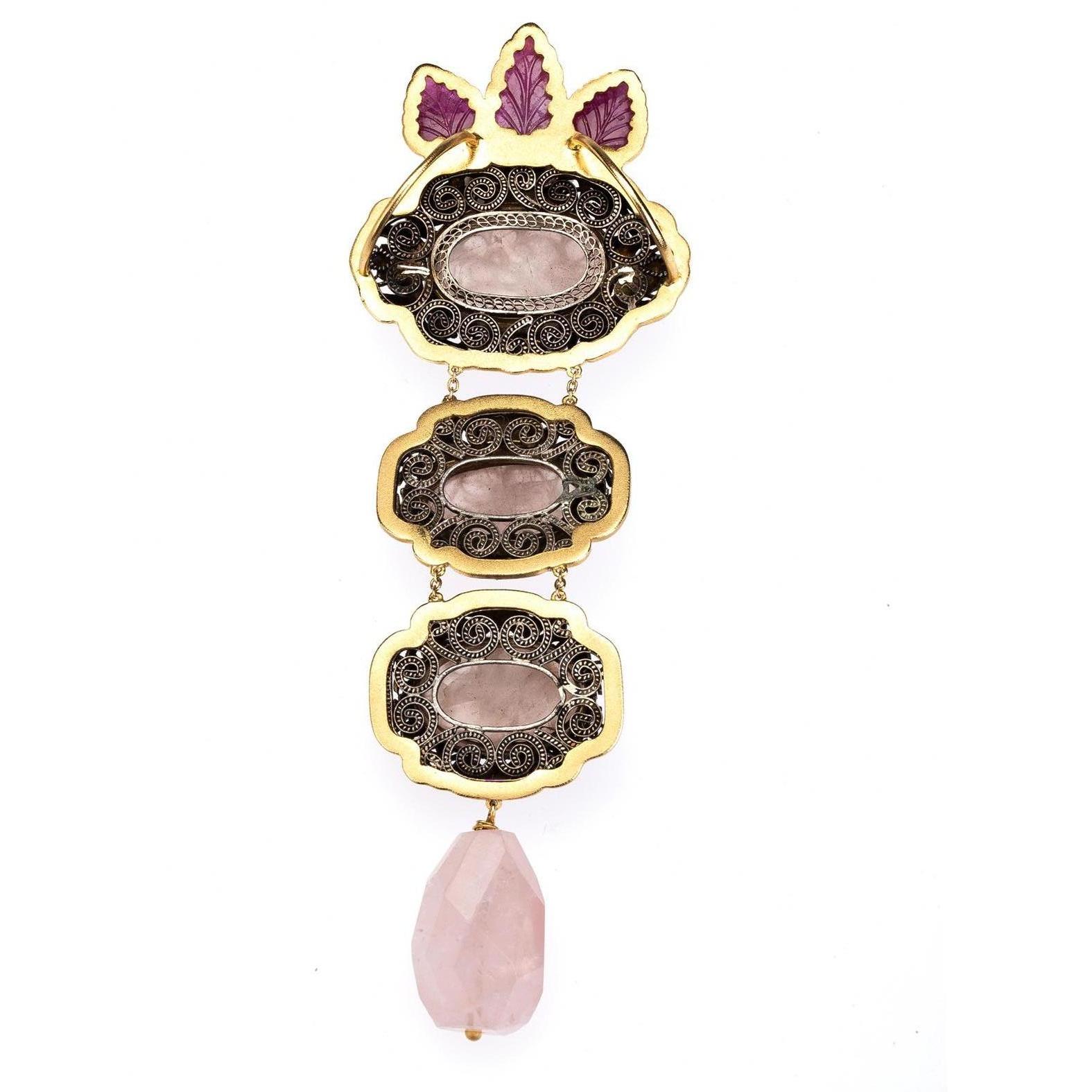 Collier pendentif chinois ancien en or 18 carats avec boutons, quartz rose et rubis en vente 1