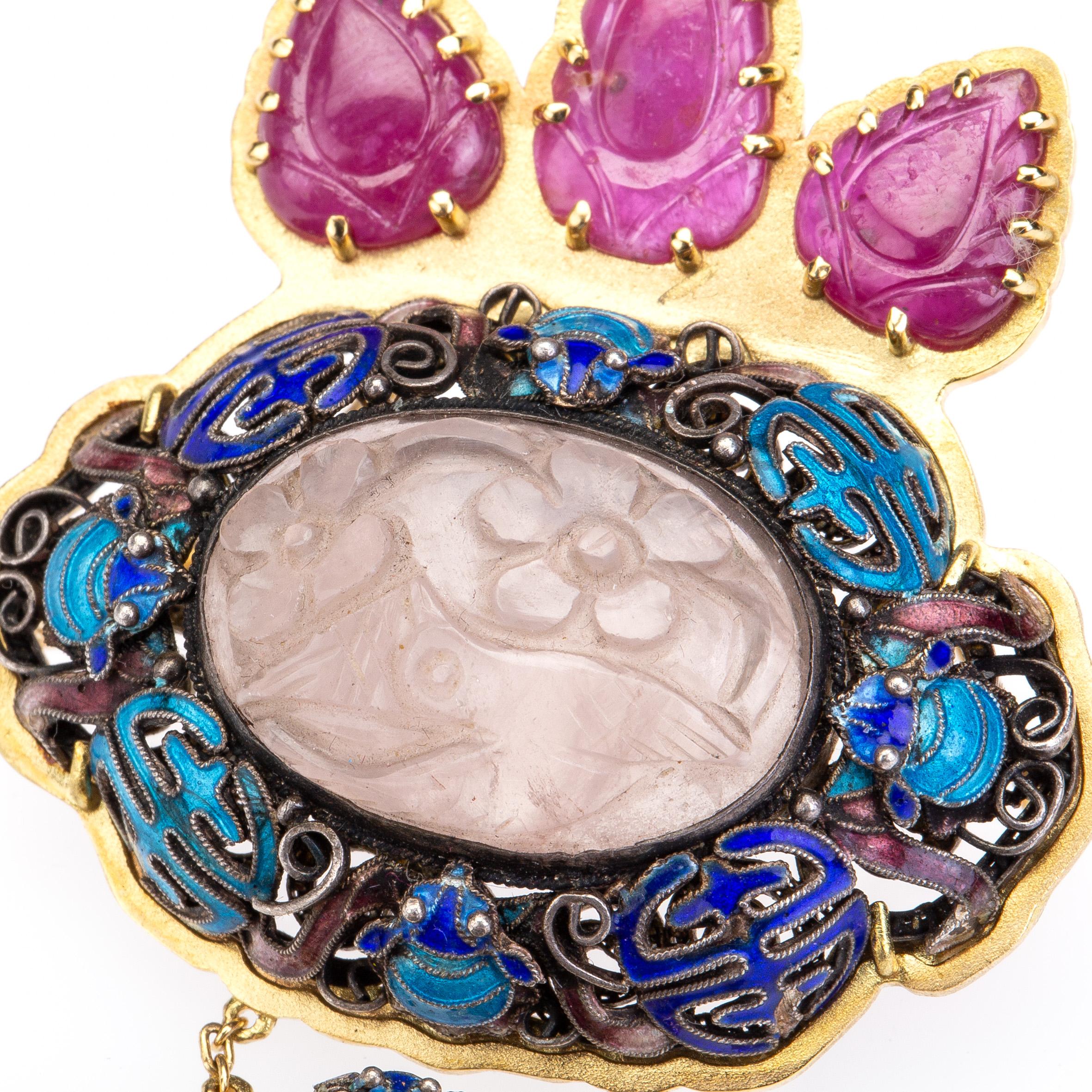 Collier pendentif chinois ancien en or 18 carats avec boutons, quartz rose et rubis en vente 2