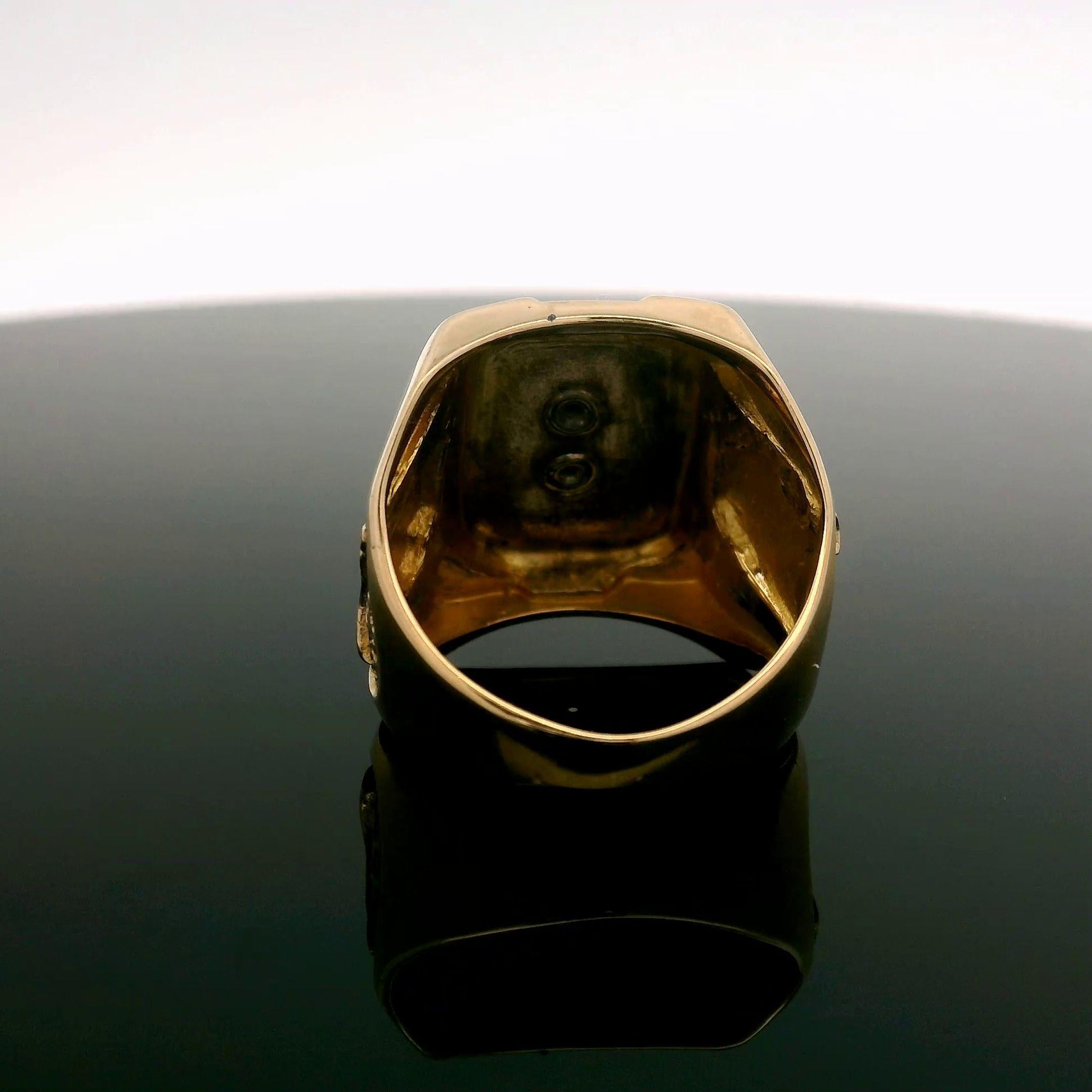 MATERIAL: 9k Gelbgold
Gewicht: 9,84 Gramm
Ringgröße: 8.0 (passt auf den Finger, bitte kontaktieren Sie uns vor dem Kauf mit Größenanfragen)
Ringbreite: 19,24 mm (0,75