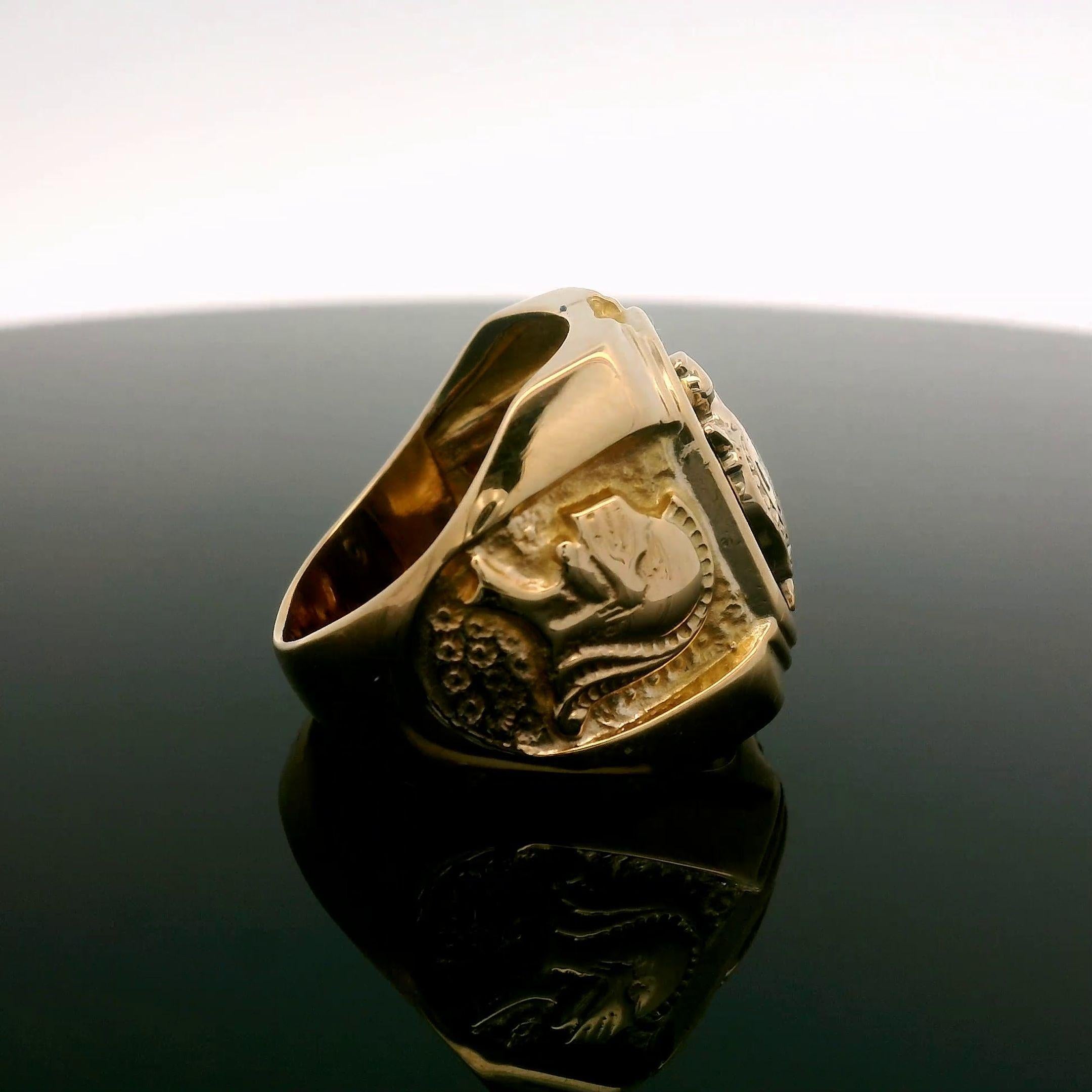 Antiquitäten Sammler Herren 9k Gelbgold & Emaille Wappen Ritter Band Ring im Zustand „Gut“ im Angebot in Montclair, NJ