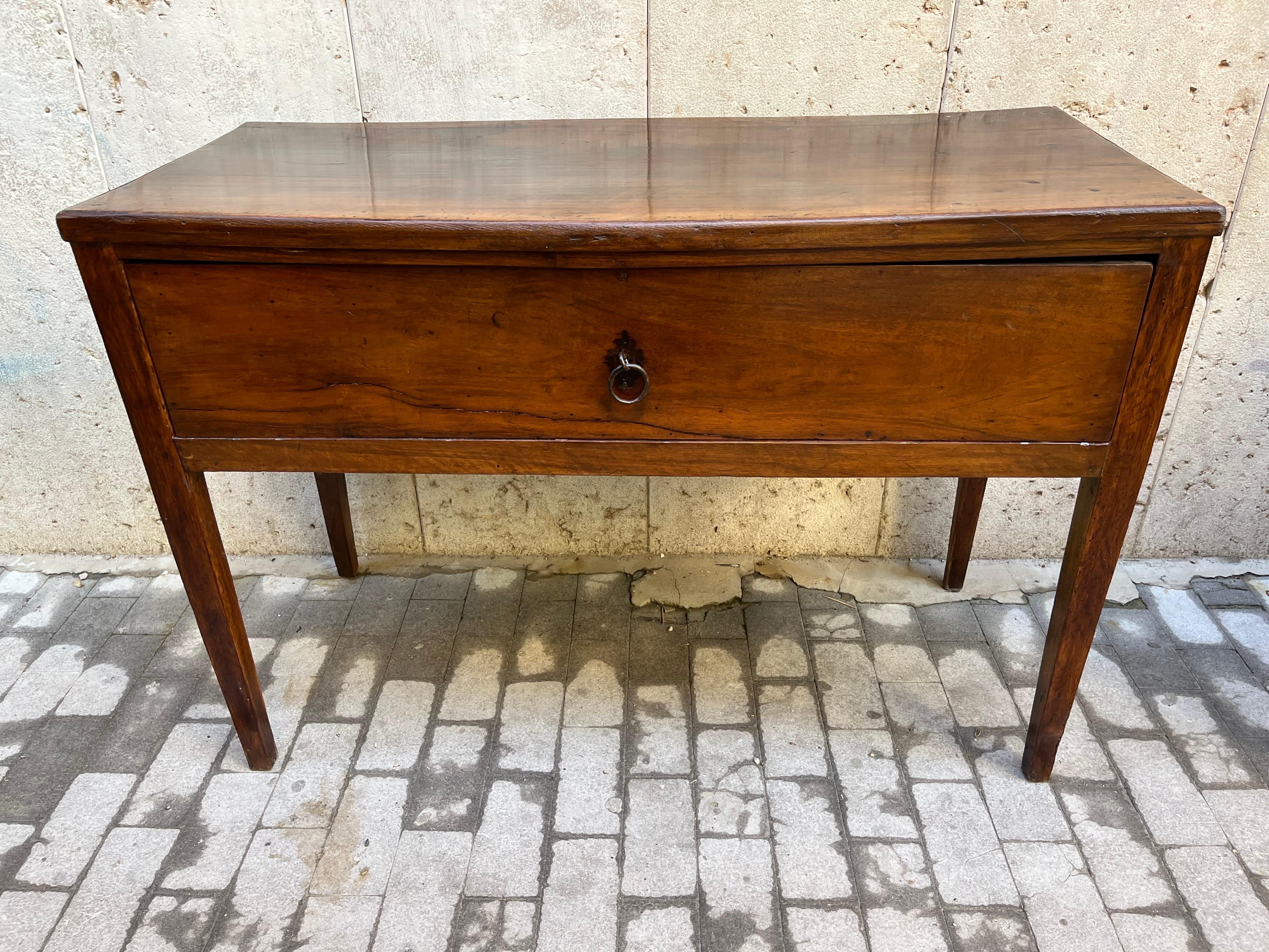 Antiques desk 1800s 

Good condition 

With one only drawer

Measures

Cm 118 x cm 50 x cm 82 h.