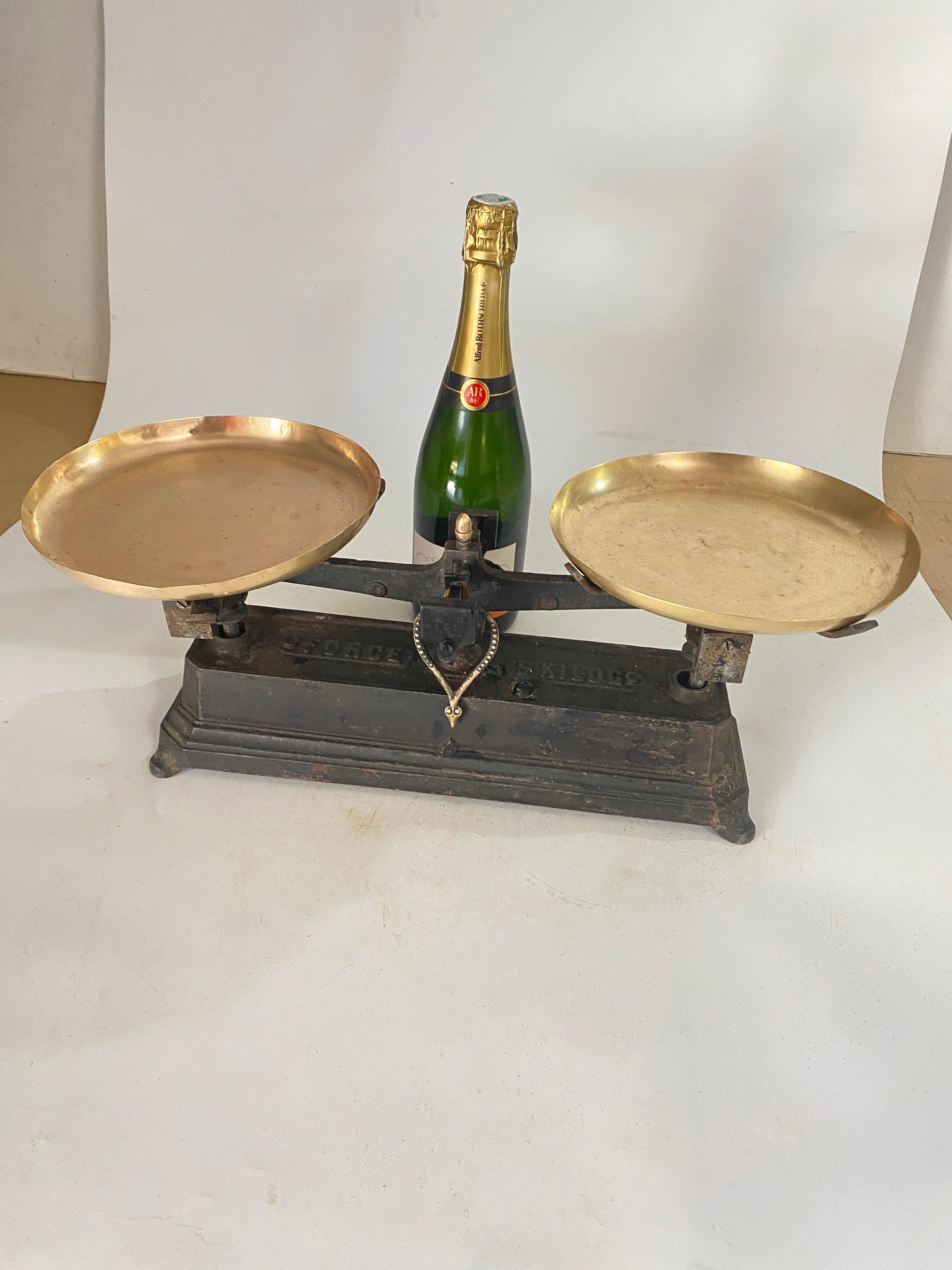 Antiques french Scale, France 20th Century. Wrought Iron and Brass.
This exquisite antique scale will give your kitchen counter a touch of Europe. The iron scale, which is rectangular in shape and was made in France in 1870, has its original pair of
