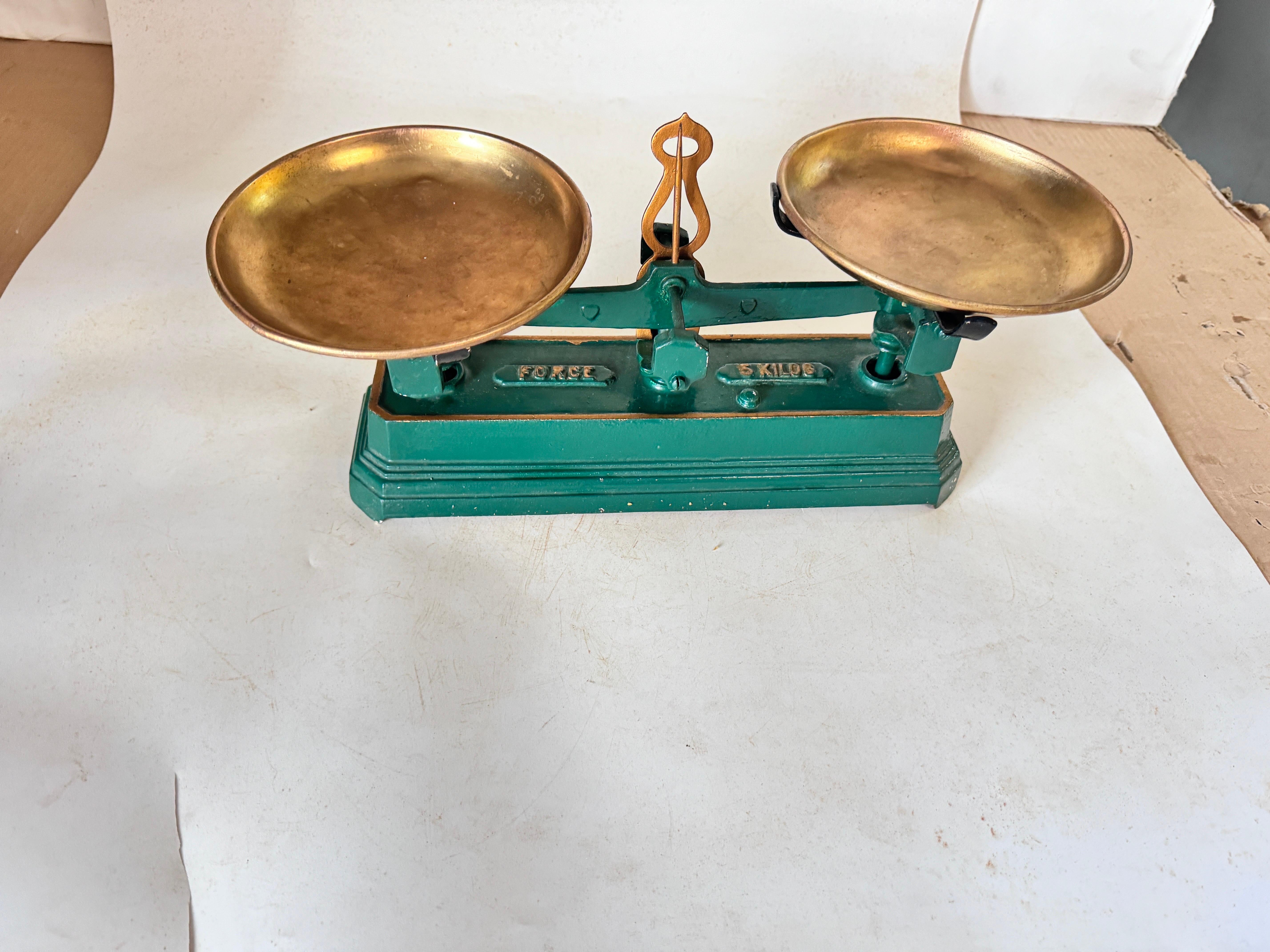 Antiques french Scale France 19th Wrought Iron and Brass Green and Gold Colors For Sale 4