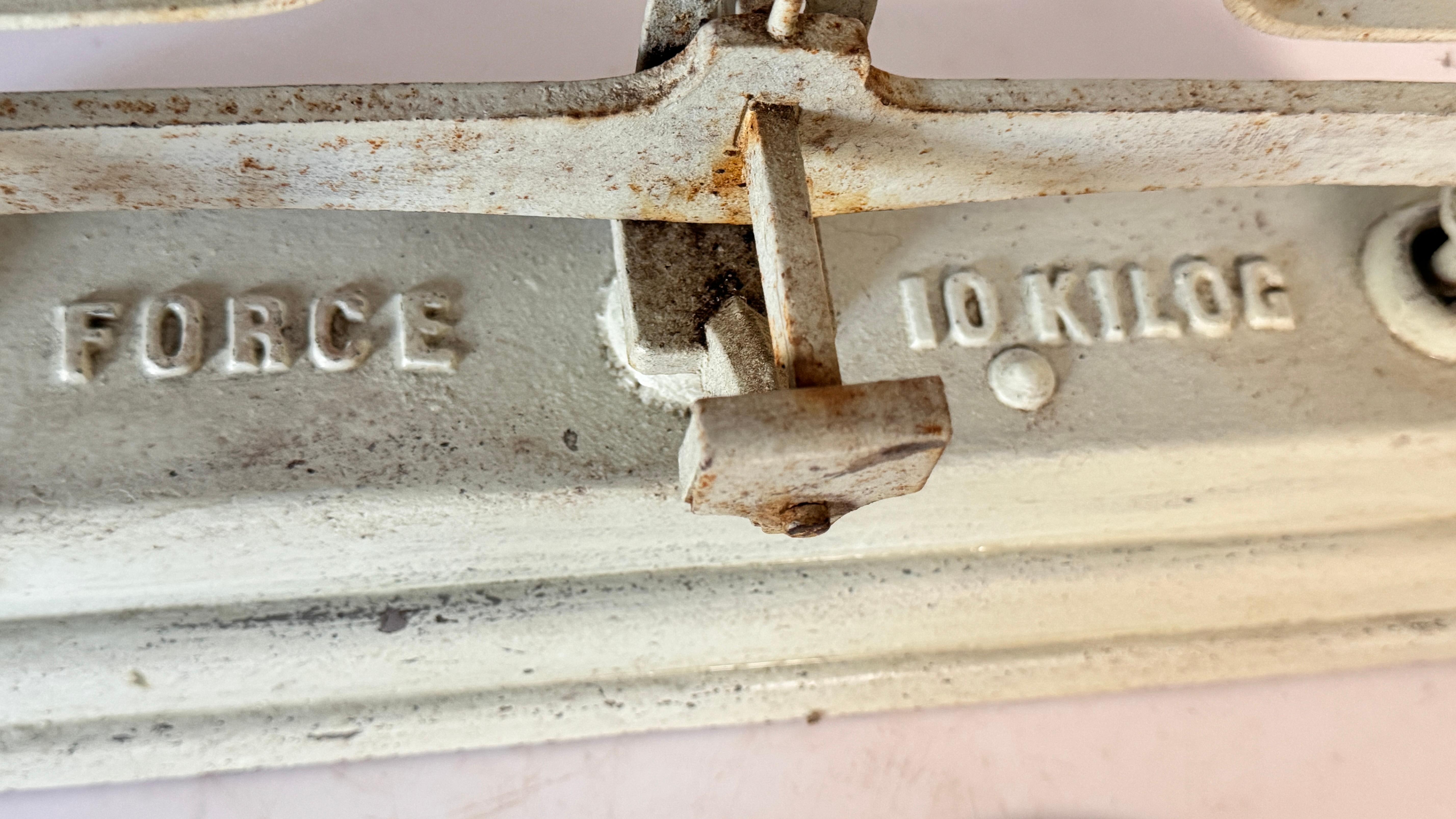 Antiquitäten französisch Maßstab Frankreich 20. Schmiedeeisen und Messing Grün und Gold Farben im Angebot 6