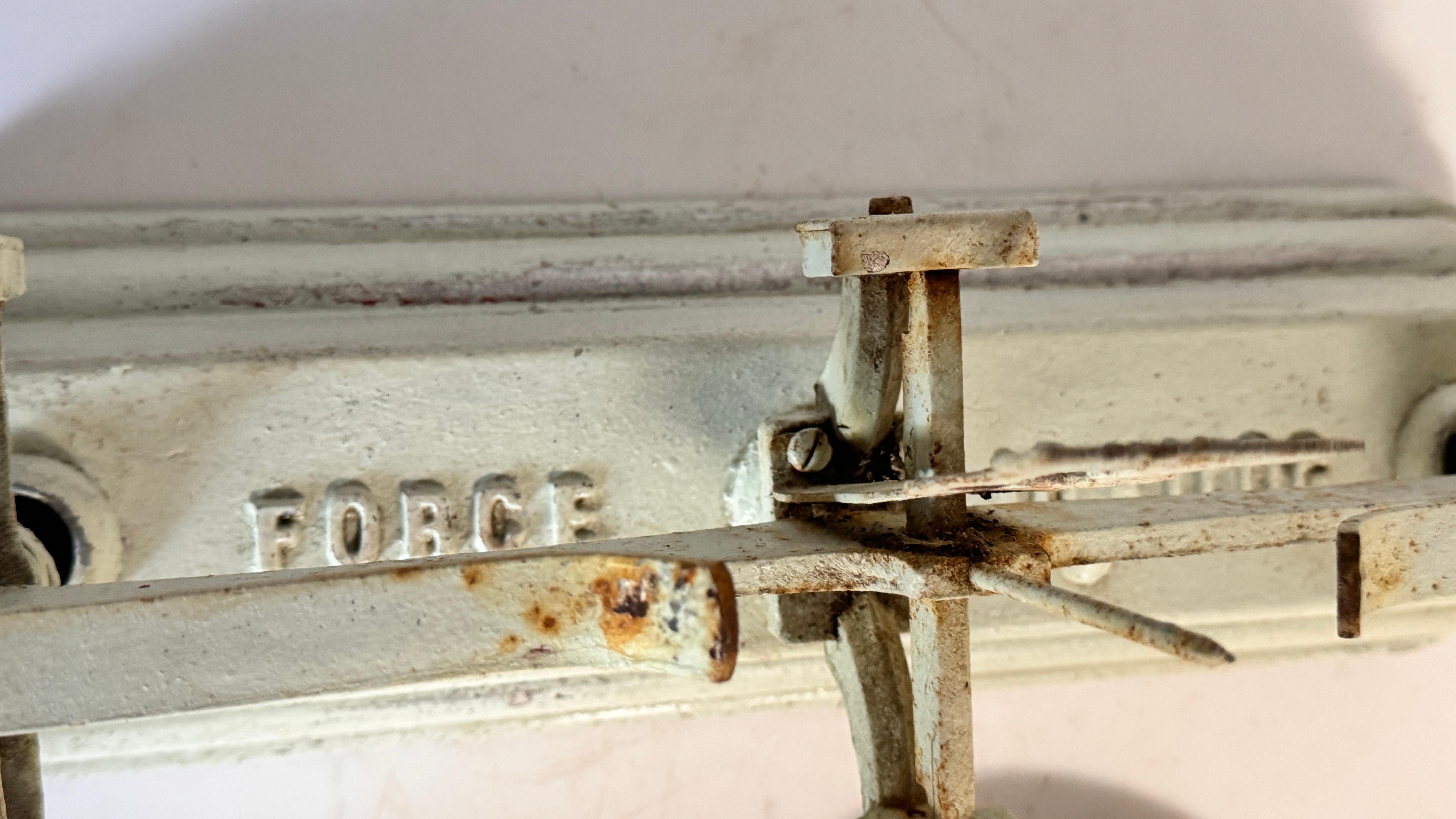 Antiquitäten französisch Maßstab Frankreich 20. Schmiedeeisen und Messing Grün und Gold Farben im Angebot 7