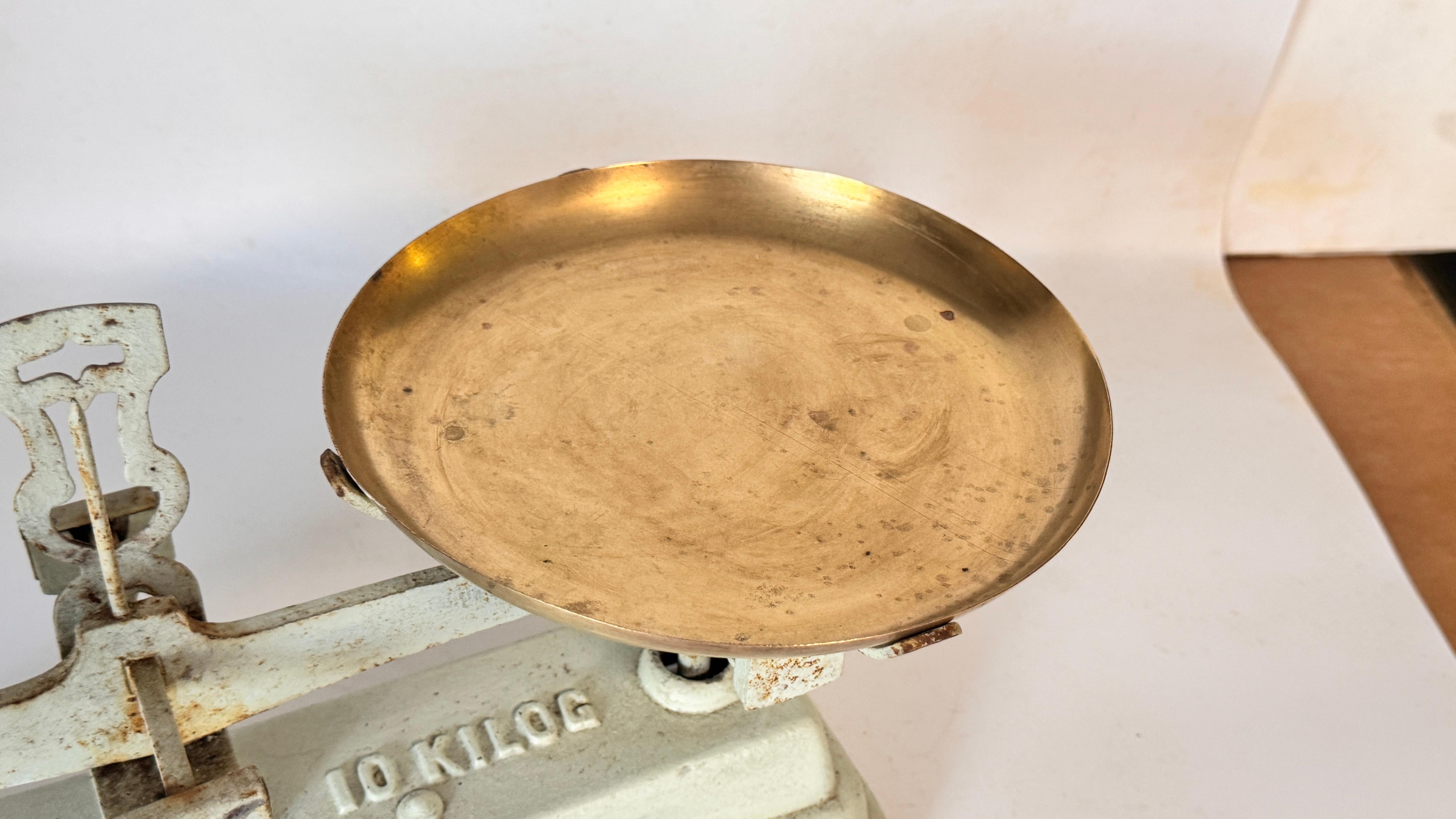 Antiquitäten französisch Maßstab Frankreich 20. Schmiedeeisen und Messing Grün und Gold Farben im Angebot 3