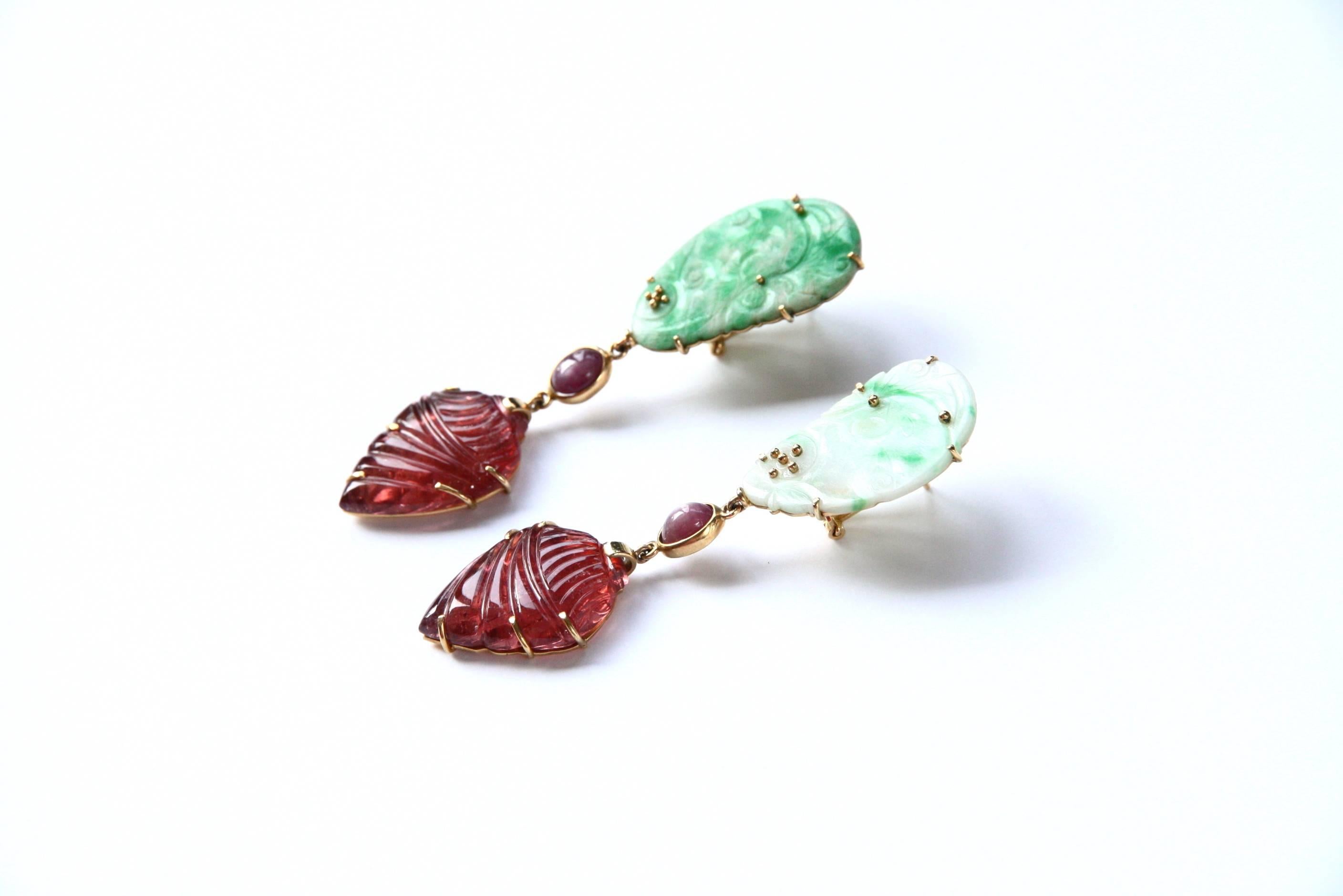 Boucles d'oreilles très spéciales fabriquées avec des antiquités chinoises  jade sculpté, cabochon de rubis étoilé et tourmaline rose gravée  forme de pomme de pin.
or 18 kt gr 8,40 longueur totale poids 
Tous les bijoux Giulia Colussi sont neufs et