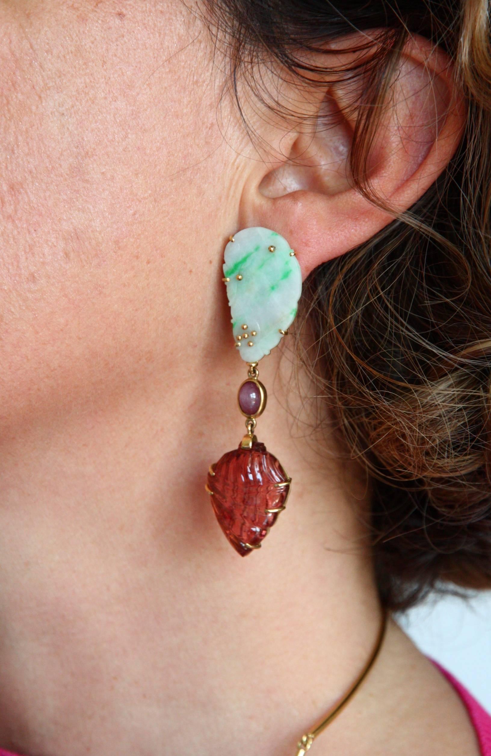 Taille mixte Pendants d'oreilles anciens en or, jade, tourmaline sculptée et rubis en forme d'étoile en vente